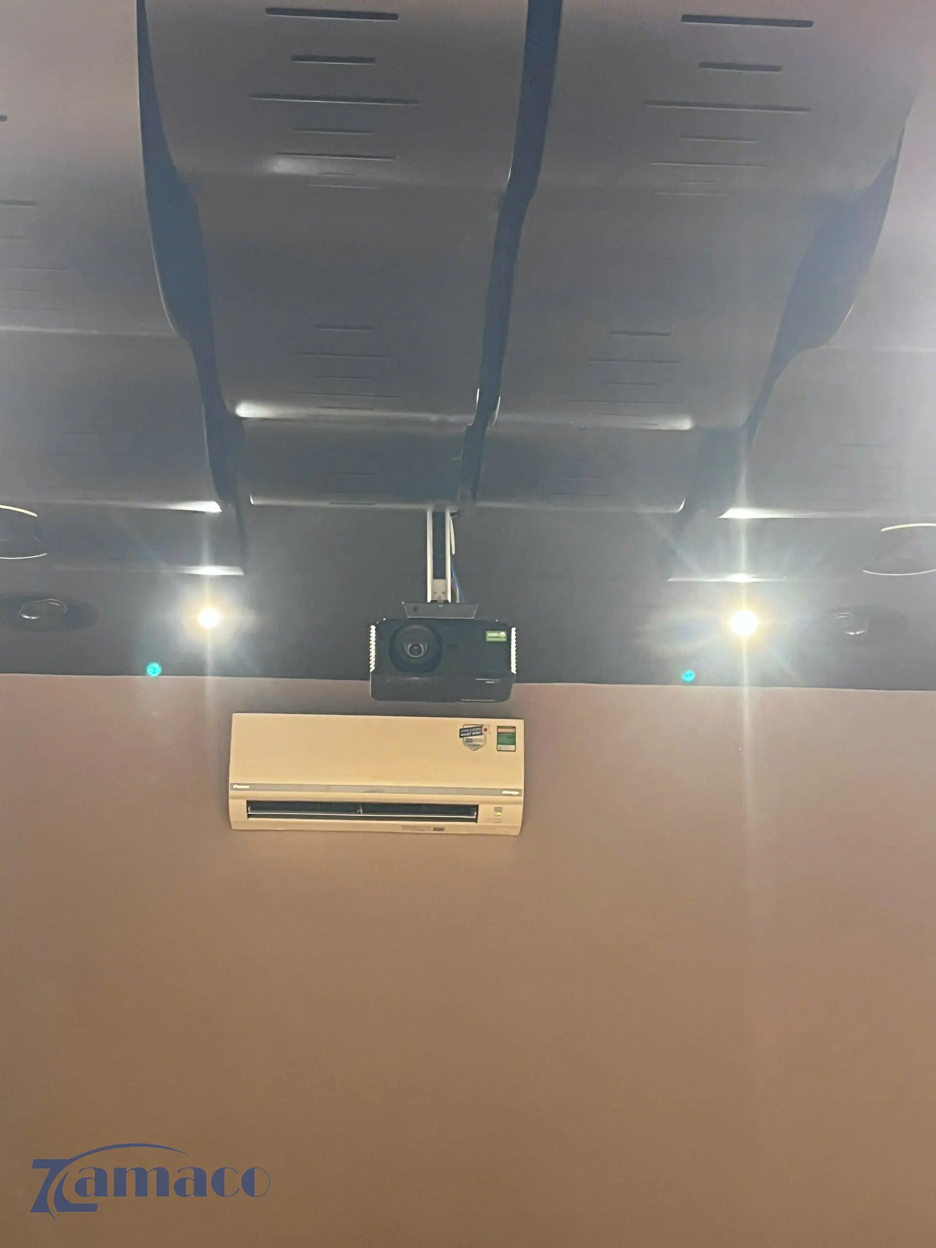 Lắp đặt máy chiếu ViewSonic LX700 4K-RGB và màn âm trần VIVID Storm tại showroom Đông Thành Hòa Phúc