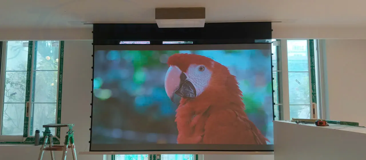 Màn chiếu 100–120 inch cho trải nghiệm xem phim rõ nét ngay cả trong điều kiện phòng có ánh sáng