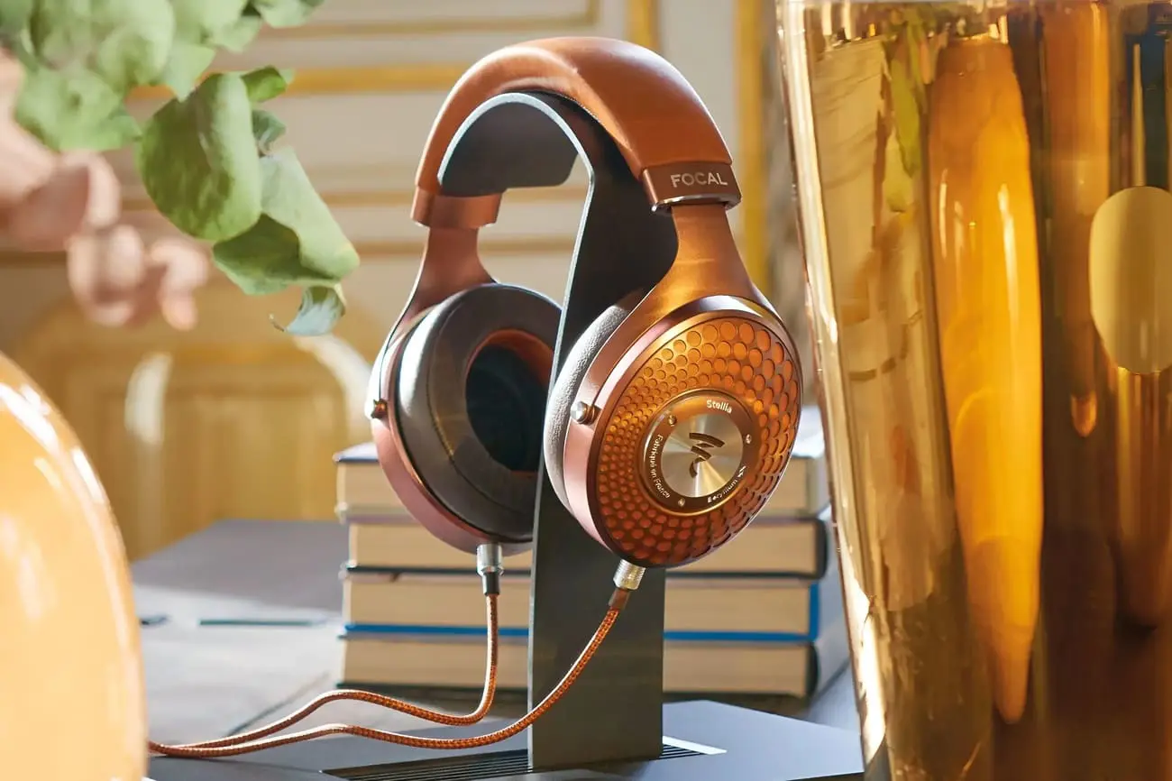 Thiết kế closed-back nhưng âm trường rộng