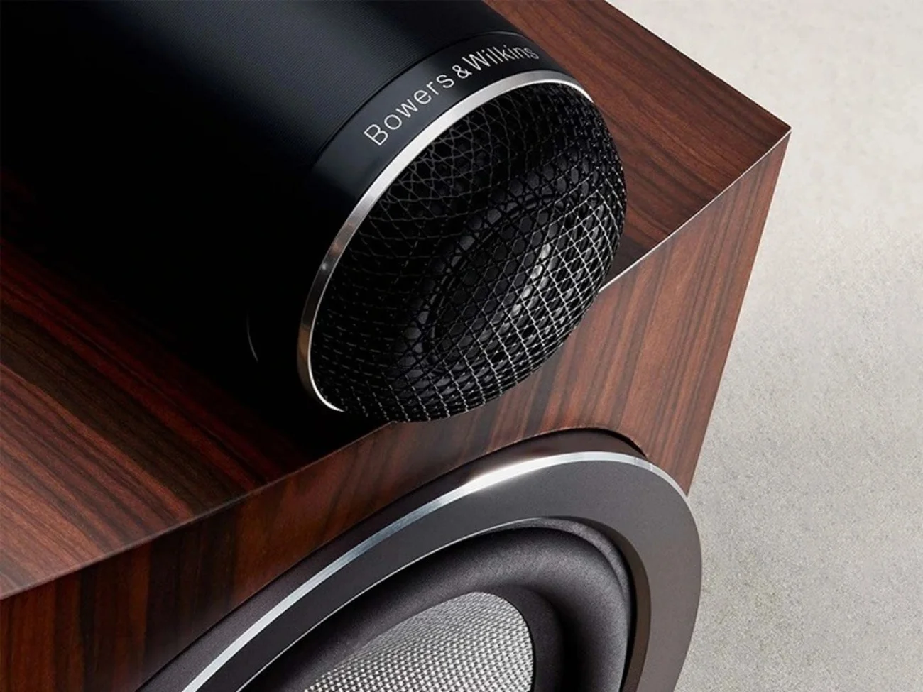 Tweeter Carbon Dome đặt tách rời trên đỉnh loa