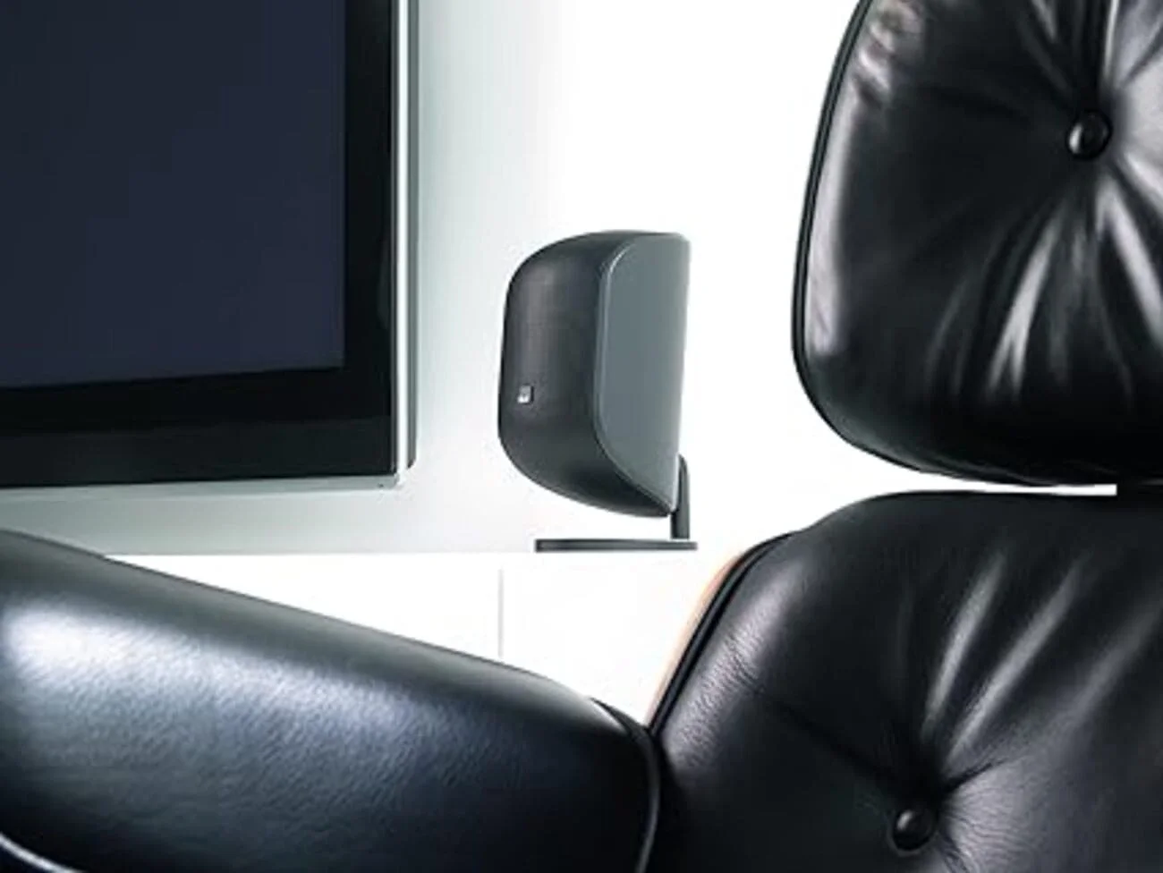 Loa Bowers & Wilkins M-1 thiết kế compact cho xem phim & nghe nhạc