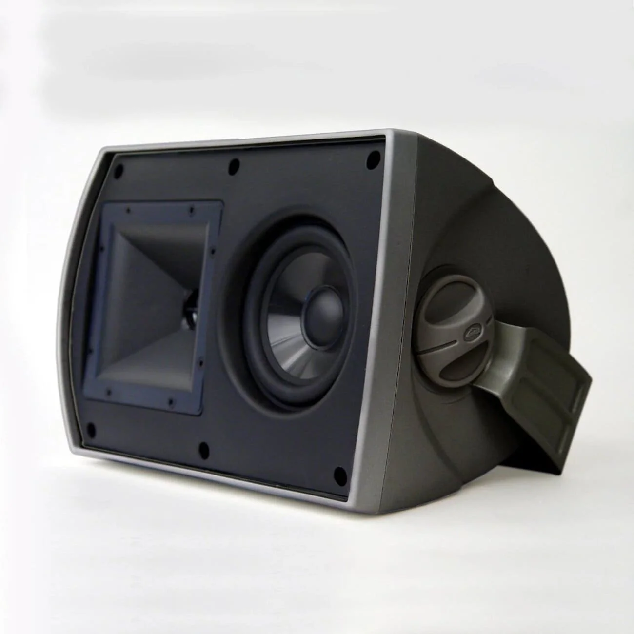 Thiết kế Bass Reflex với hai cổng thoát hơi phía trước