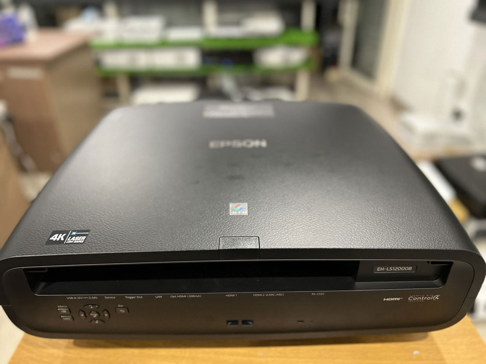 So sánh máy chiếu Epson và BenQ