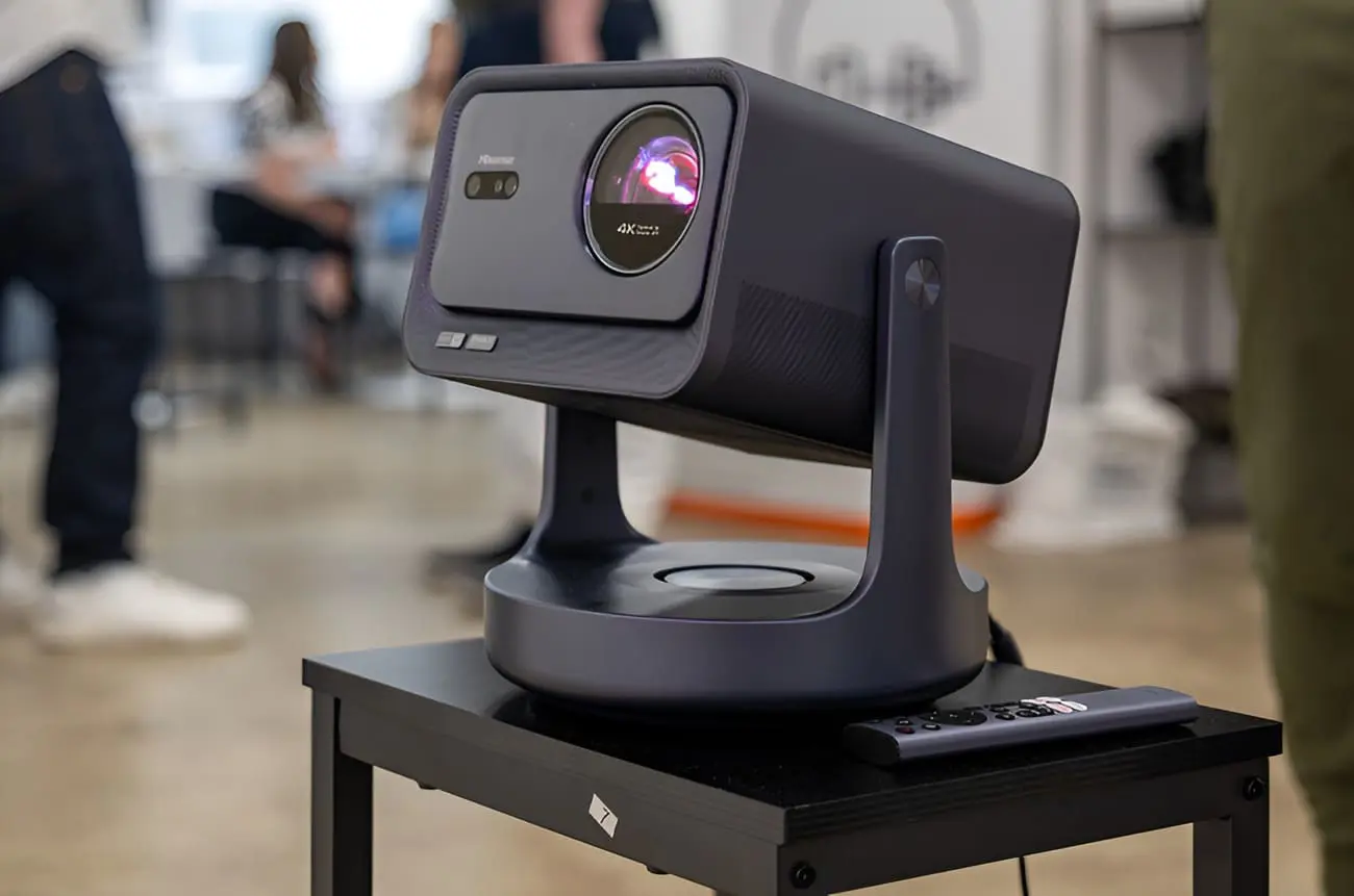 Máy chiếu mini Hisense C2 Ultra trên chân đế gimbal xoay, laser RGB 3000 lumens