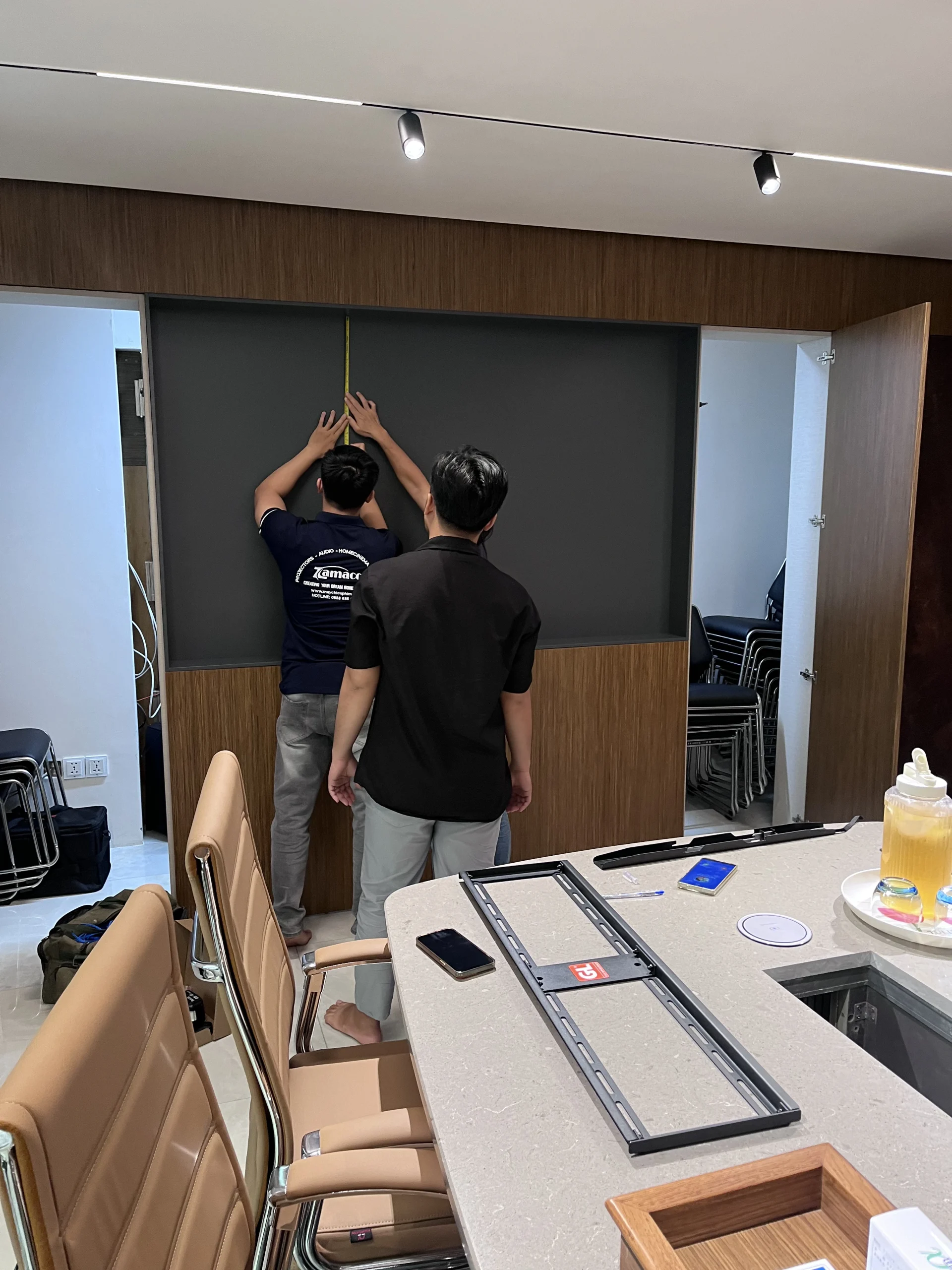 Lắp đặt màn hình tương tác LG 86 inch cho doanh nghiệp tại Cần Thơ – kỹ thuật viên Zamaco đo đạc vị trí.