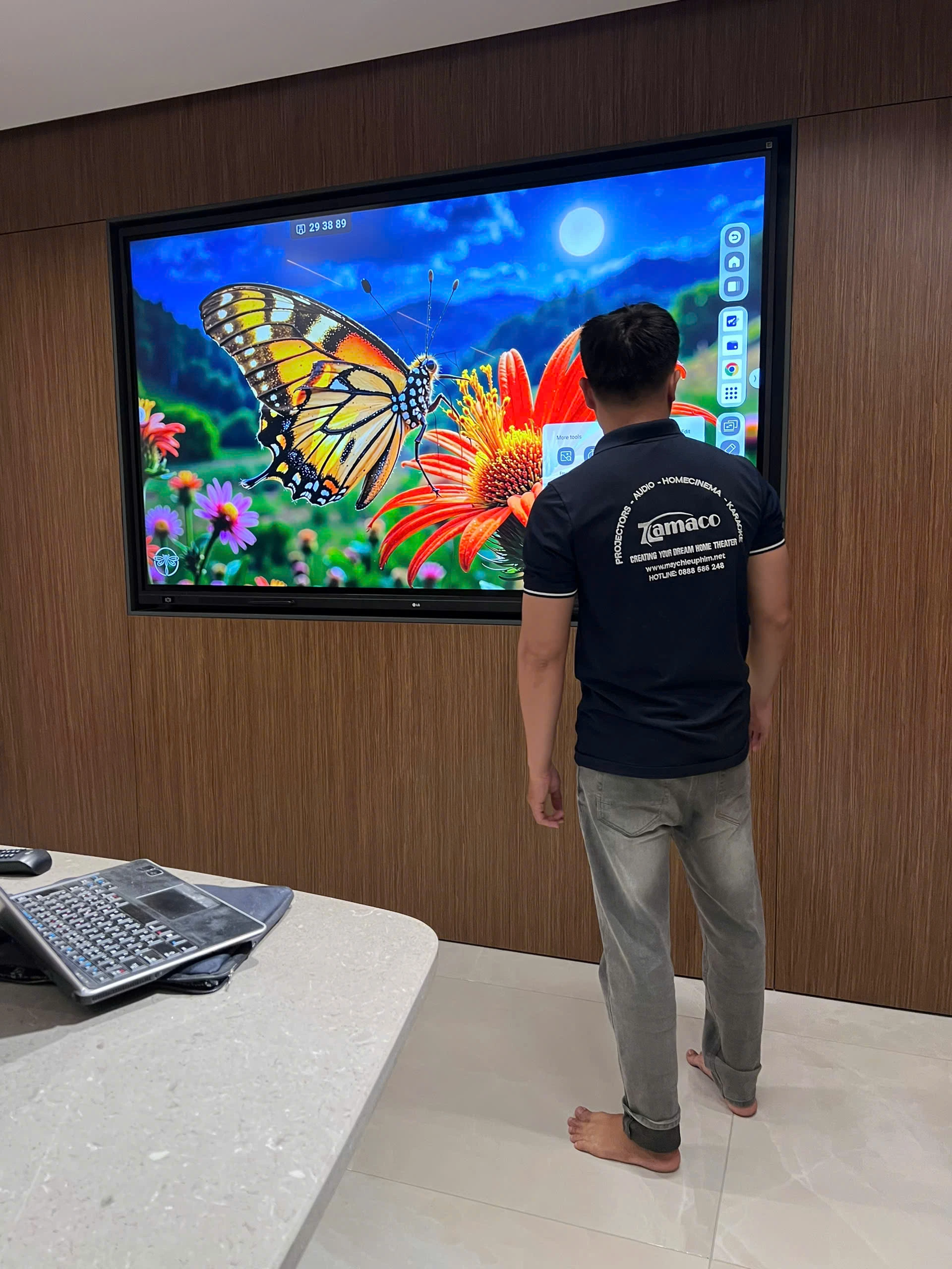 Kỹ thuật viên Zamaco đang kiểm tra lại sản phẩm