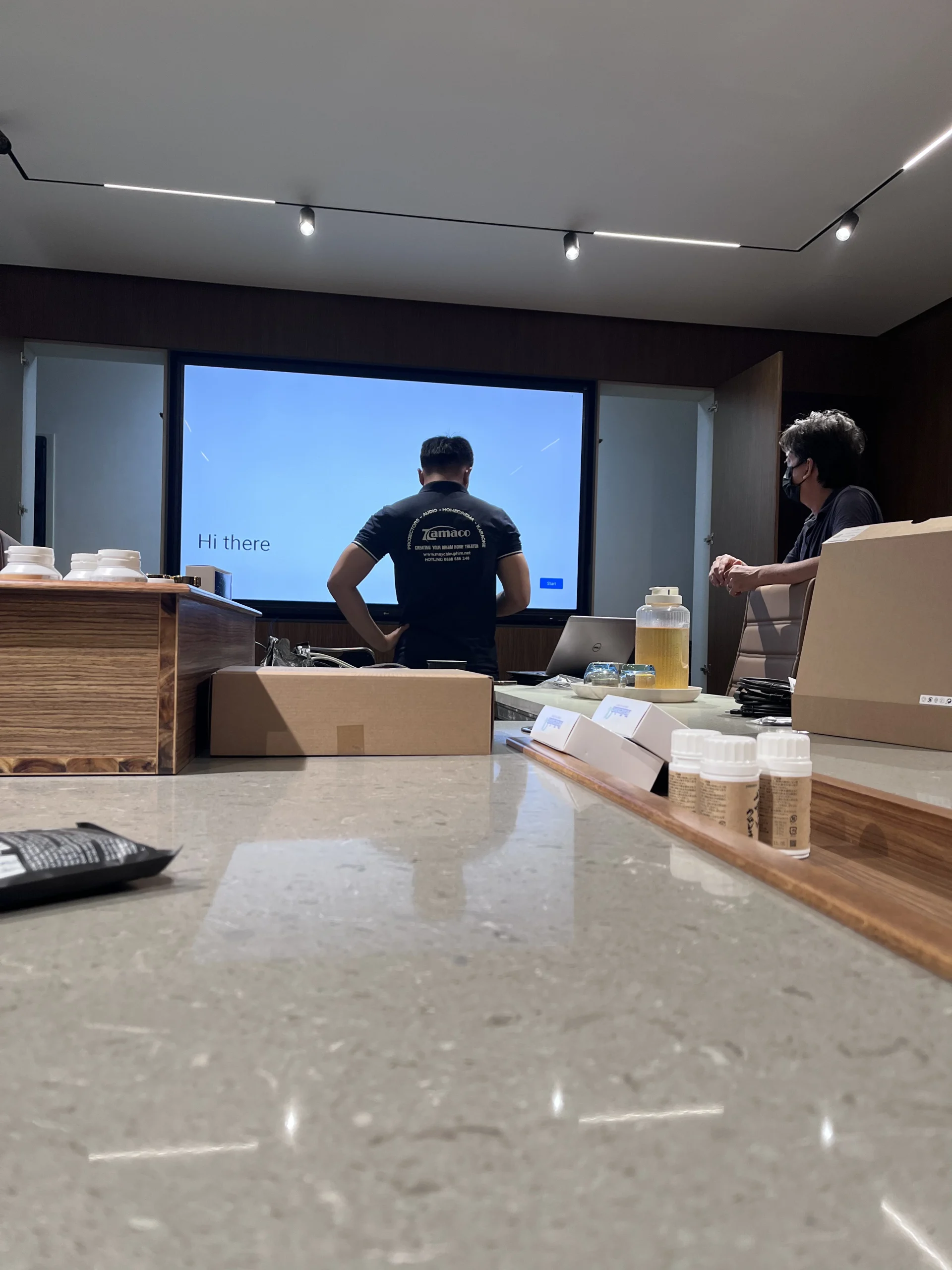 Kỹ thuật viên đang hướng dẫn sử dụng cho khách hàng