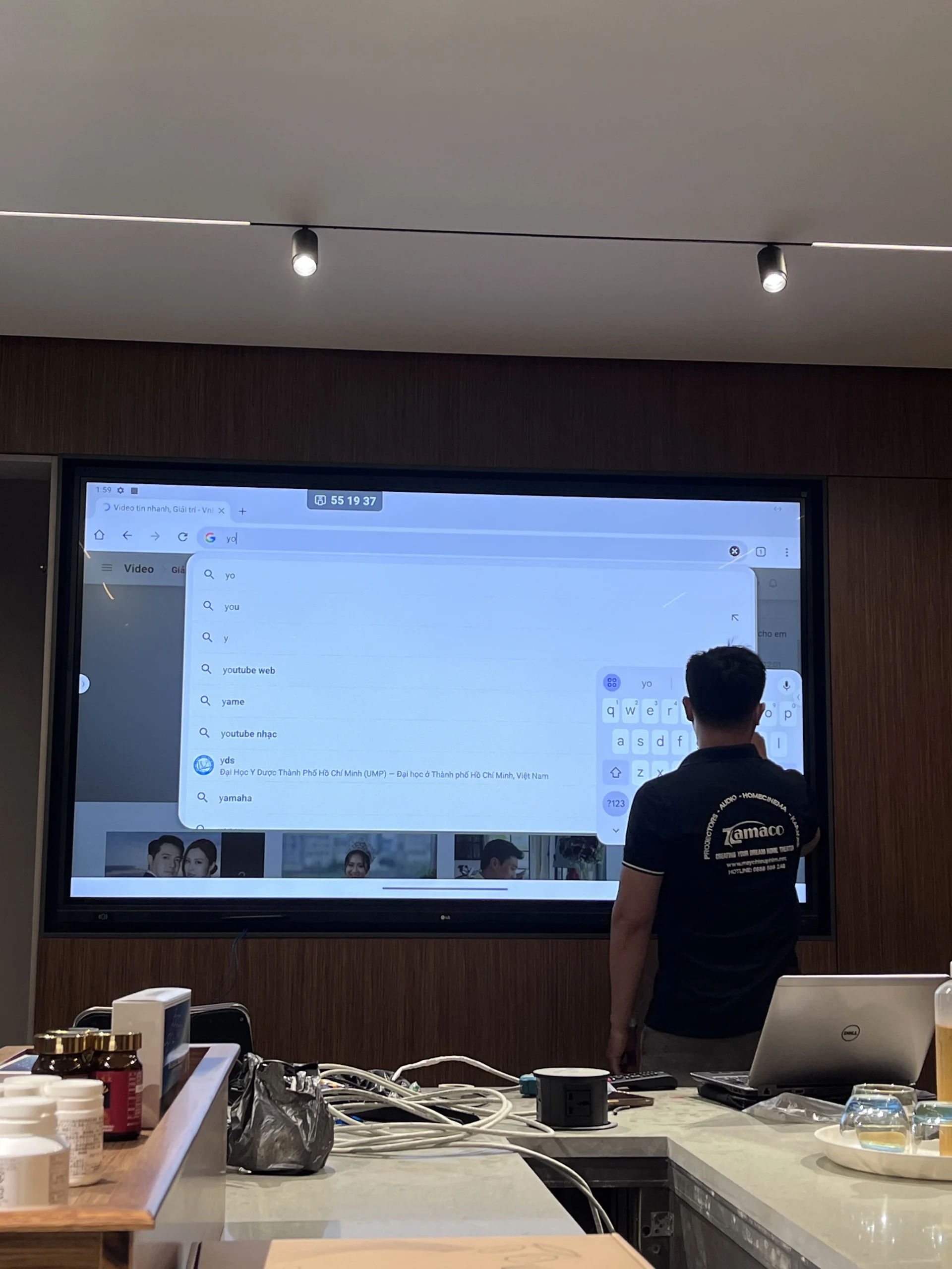 Kỹ thuật viên đang test màn hình