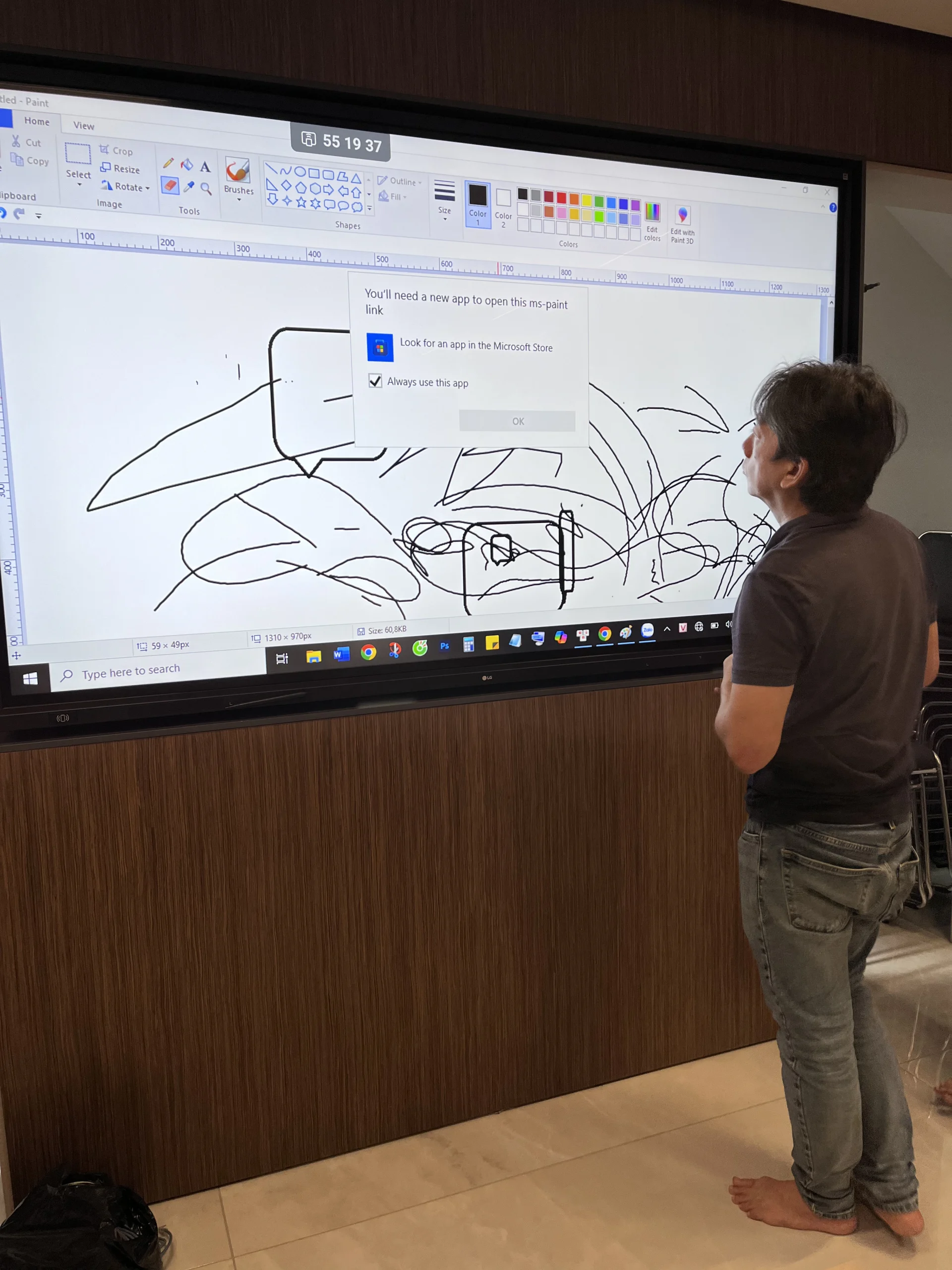 Khách hàng đang test màn hình 