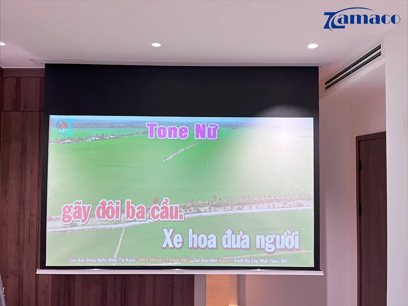 Karaoke trên màn chiếu ở điều kiện ánh sáng chói