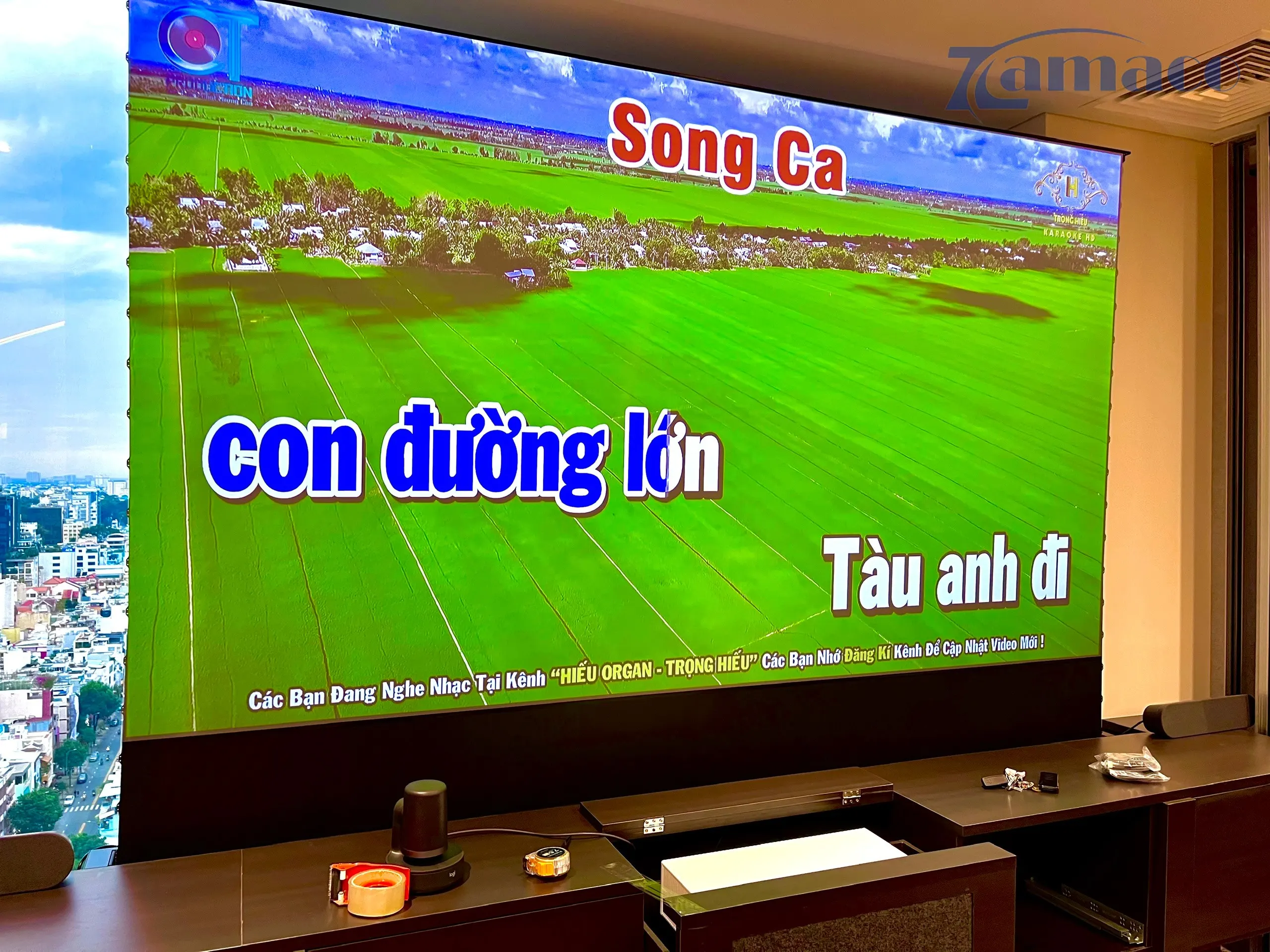 Trải nghiệm karaoke giải trí với màn hình lớn, chất lượng âm thanh sống động.