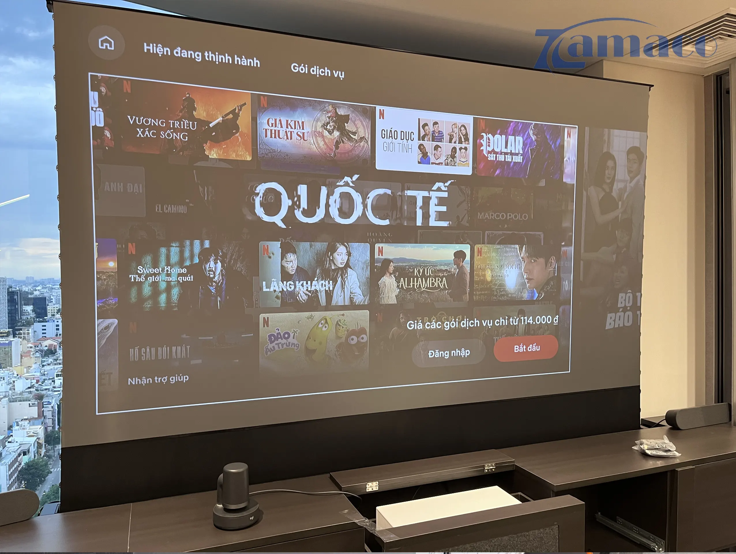 Hình ảnh trình chiếu Netflix trên màn 120 inch – không gian xem phim chuyên nghiệp. Trong điều kiện ánh sáng chói