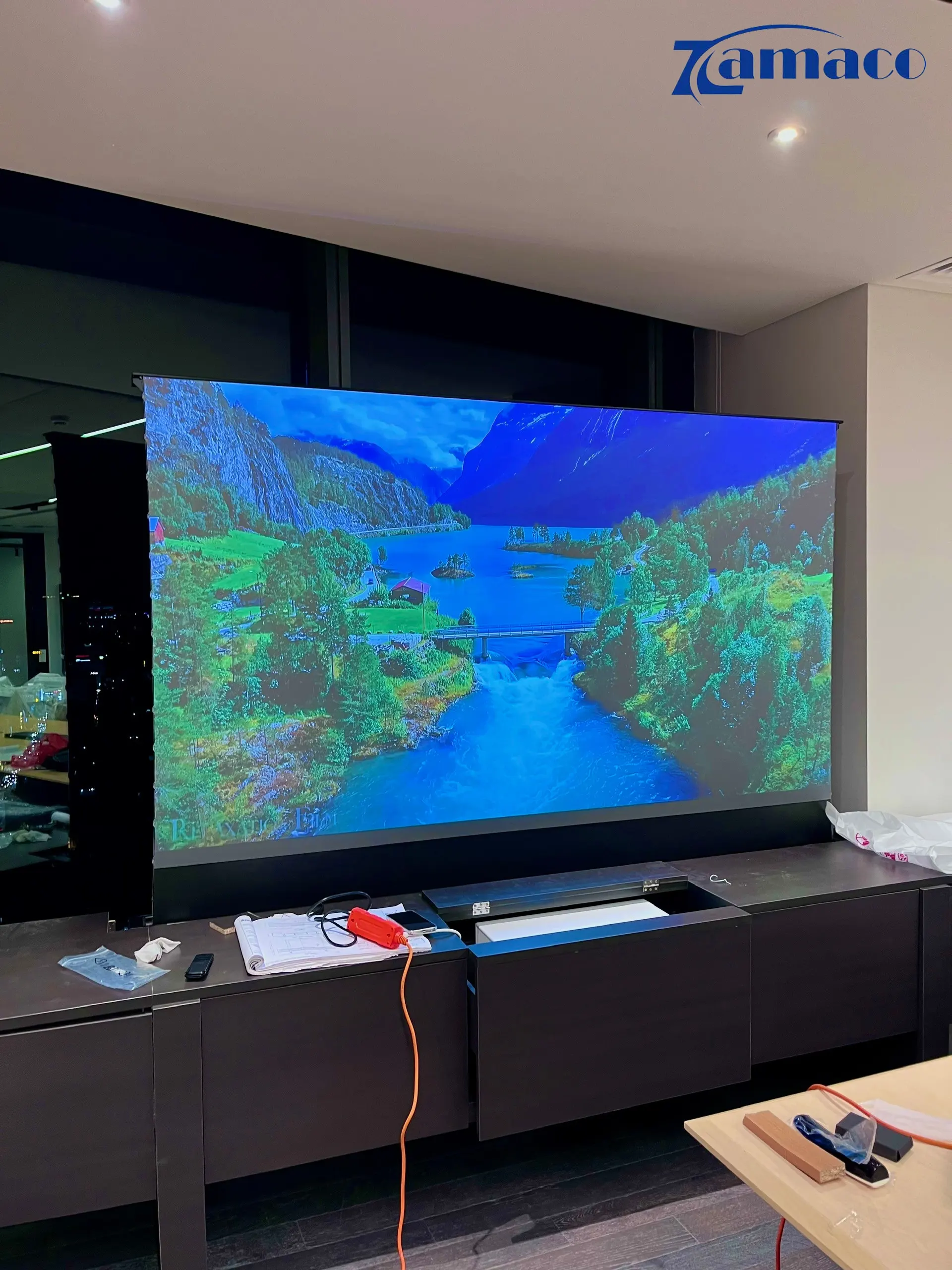 Màu sắc rực rỡ, độ chi tiết cao của LG HU715QW khi trình chiếu video 4K.