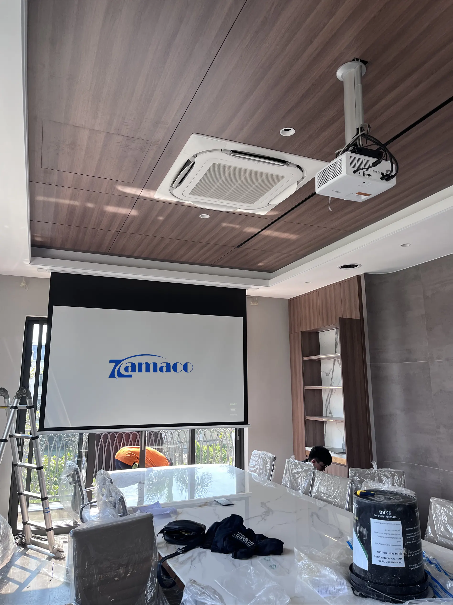 Màn chiếu Grandview HT-MI100H với chất liệu vải mịn, hiển thị hình ảnh sắc nét.