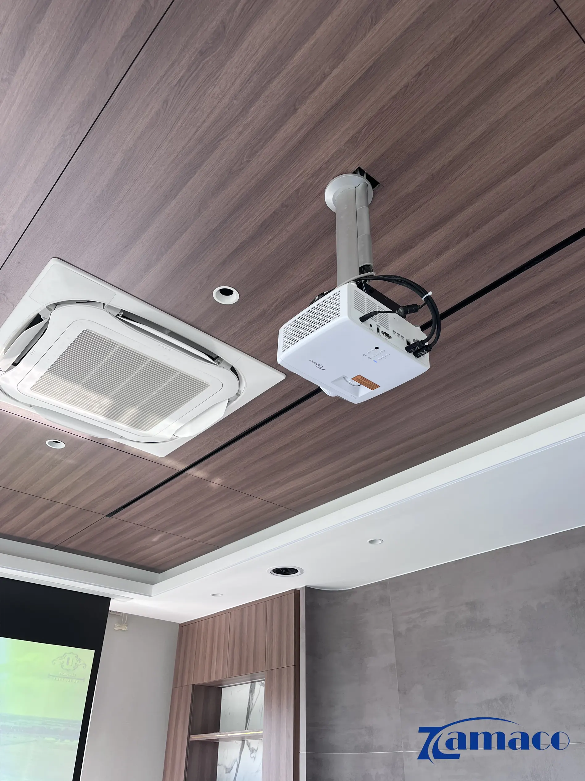 Cận cảnh máy chiếu Optoma 130RK với thiết kế hiện đại, nhỏ gọn.