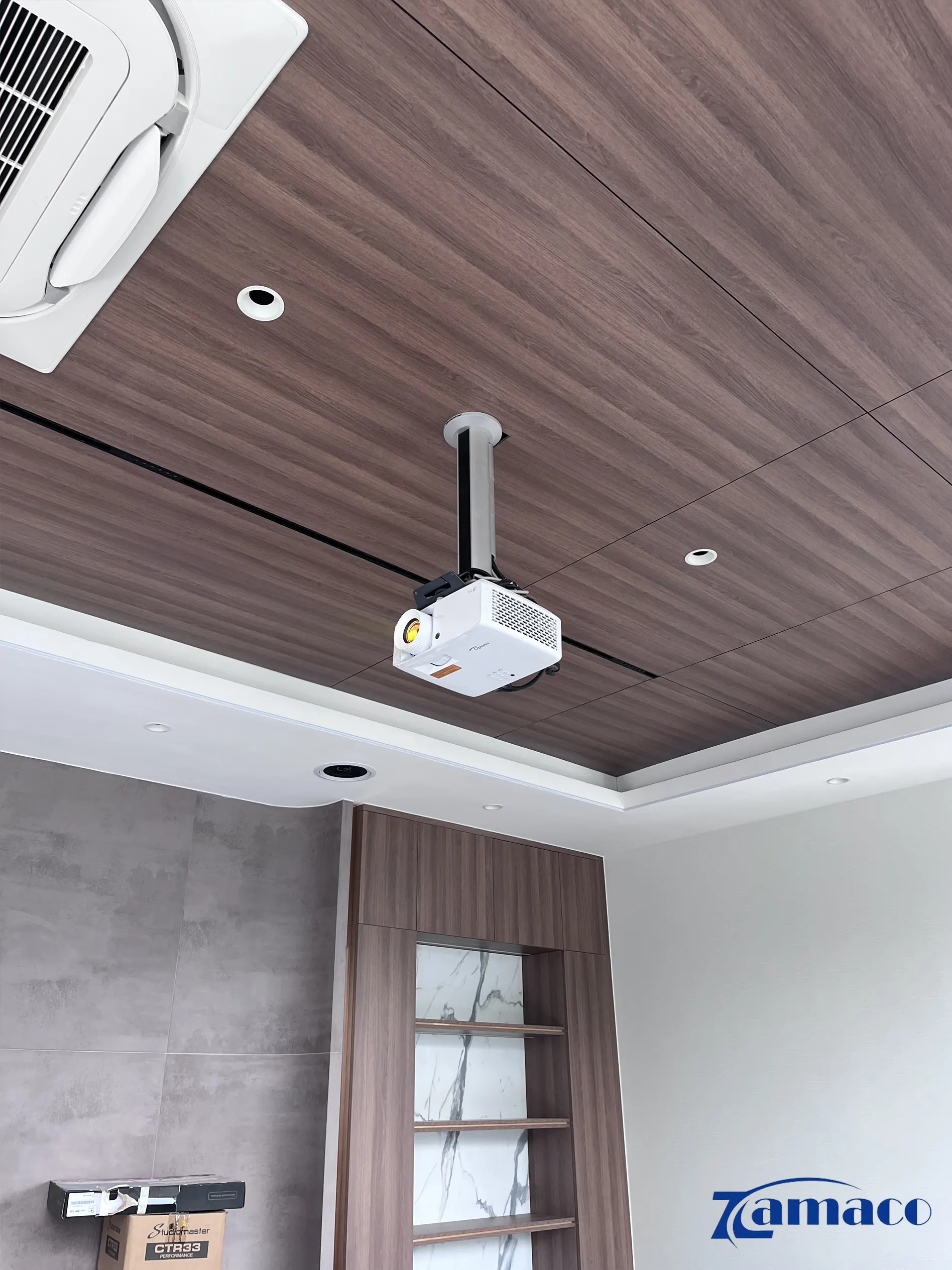 Hệ thống máy chiếu được lắp đặt thẩm mỹ, gọn gàng trên trần gỗ cao cấp.