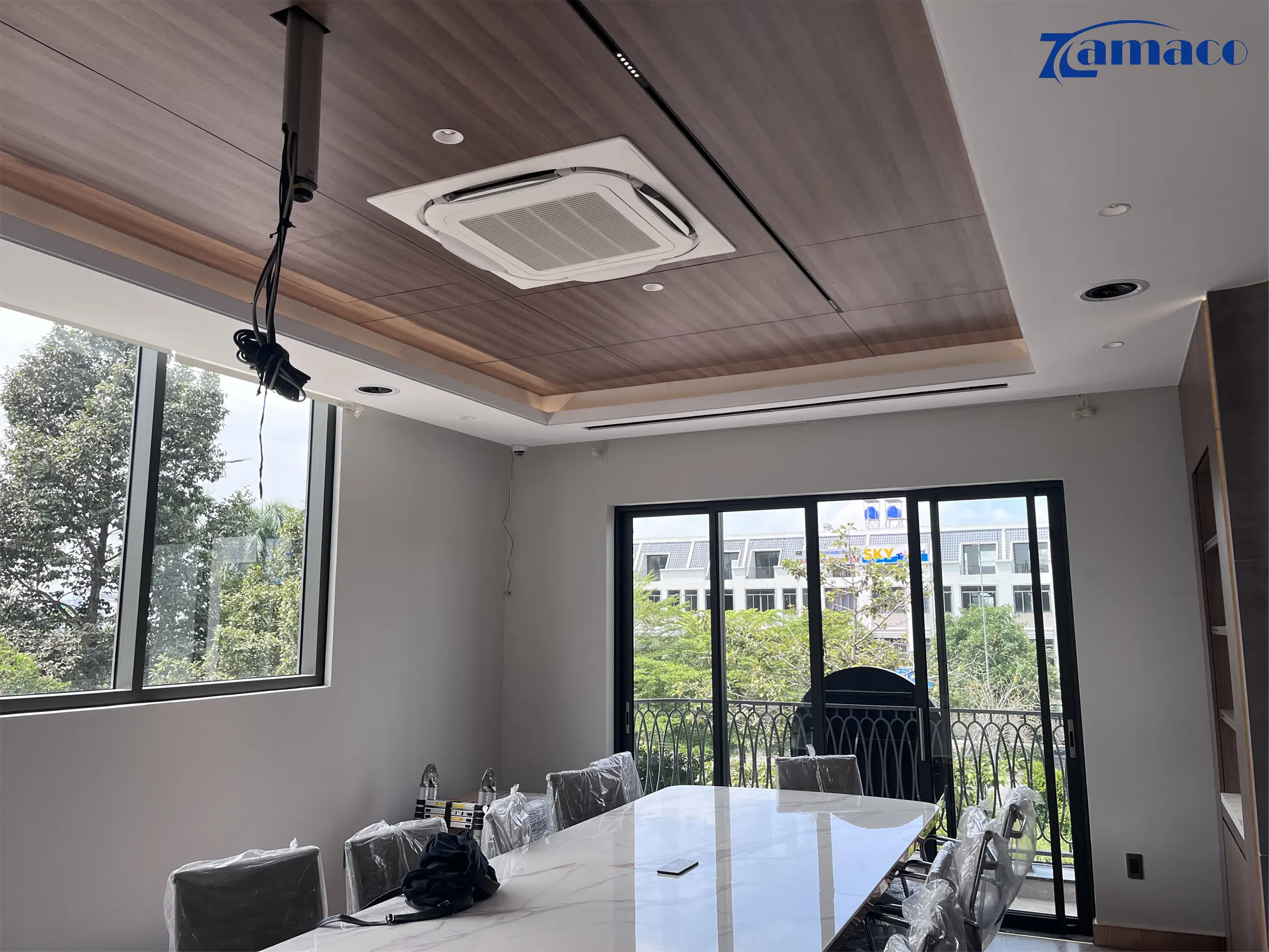 Phòng họp đã được lắp giá treo và khoét học màn trước khi hoàn thiện phòng