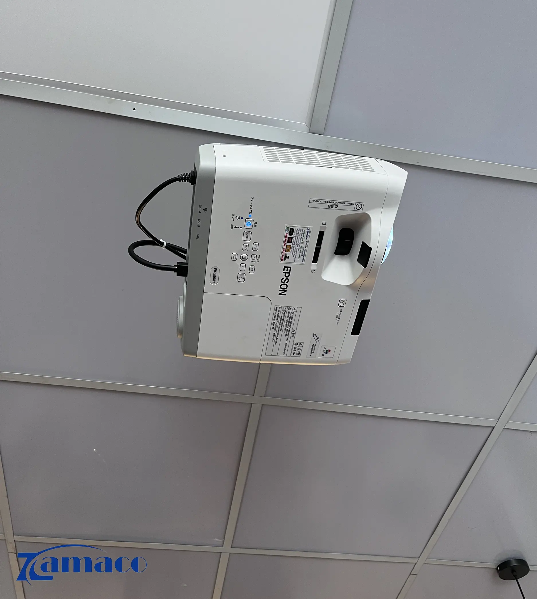 Cận cảnh máy chiếu Epson EB-536WT được lắp đặt cố định trên trần