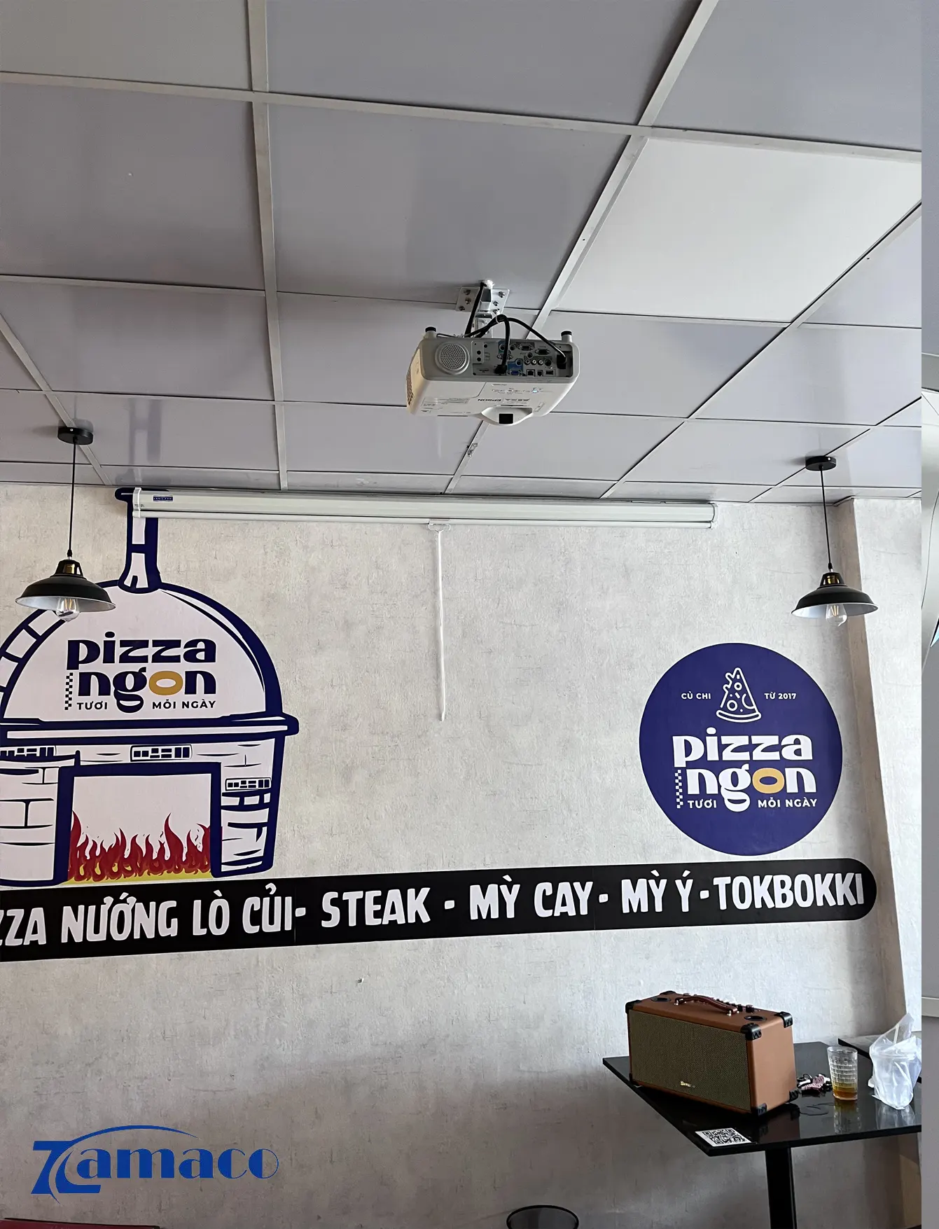 Tổng thể khu vực lắp đặt với máy chiếu Epson 536WT và màn chiếu kéo tay