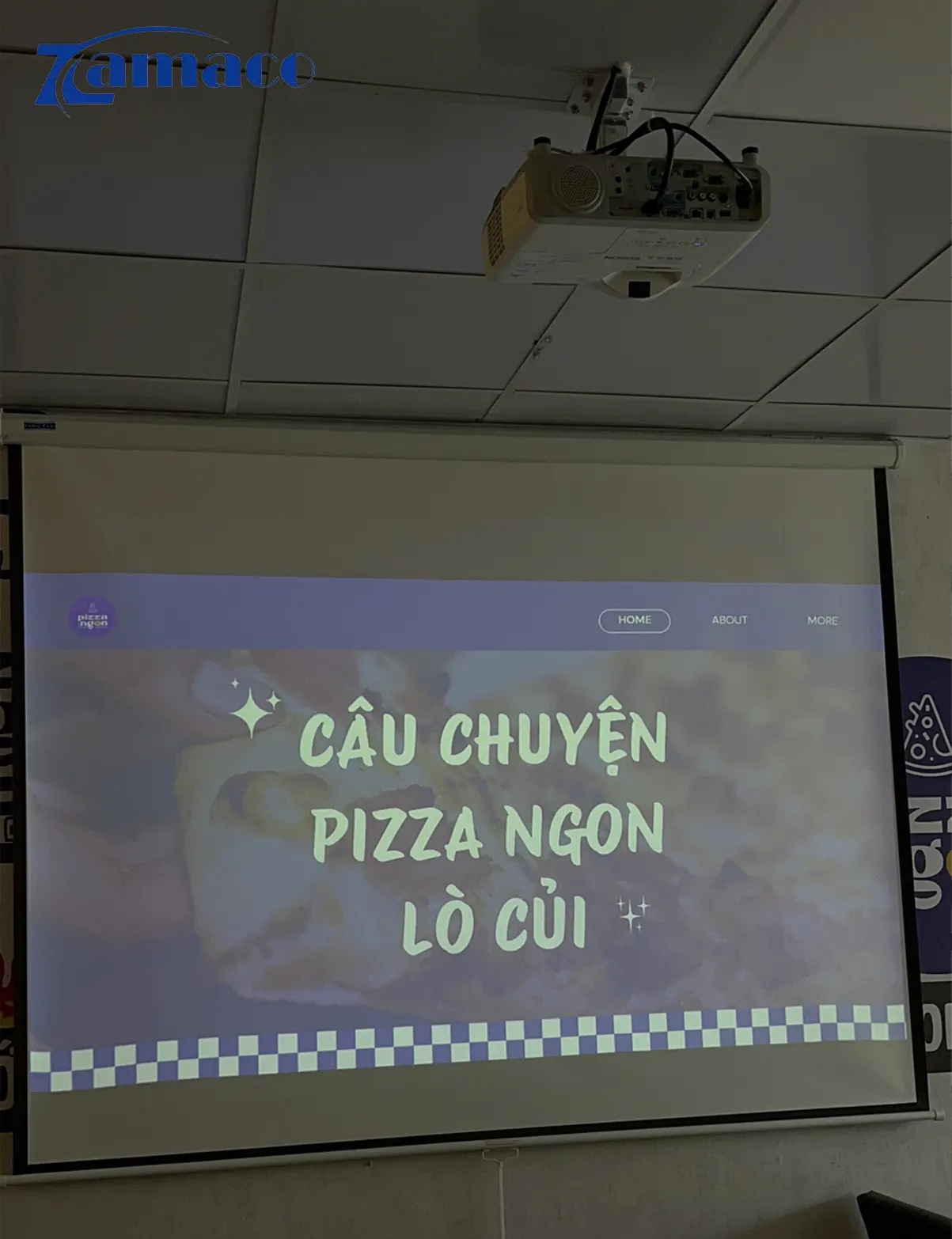 Hình ảnh trình chiếu thực tế từ máy chiếu Epson 536WT — nội dung hiển thị rõ nét, màu sắc tươi sáng trên màn chiếu kéo tay, ngay cả trong điều kiện có ánh sáng tự nhiên.