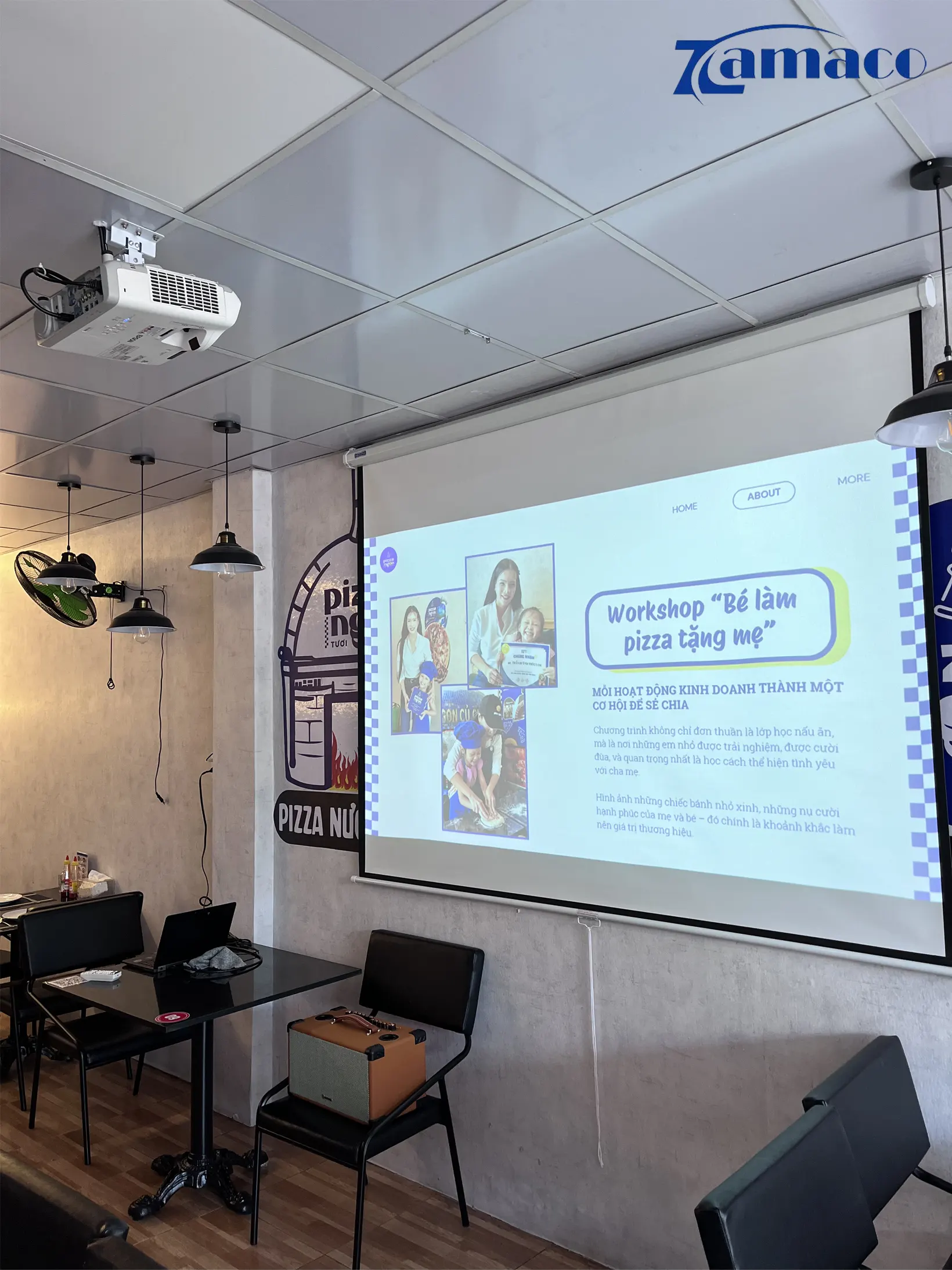 Hệ thống hoàn chỉnh gồm máy chiếu, màn kéo tay và loa Sumico BT-S52.