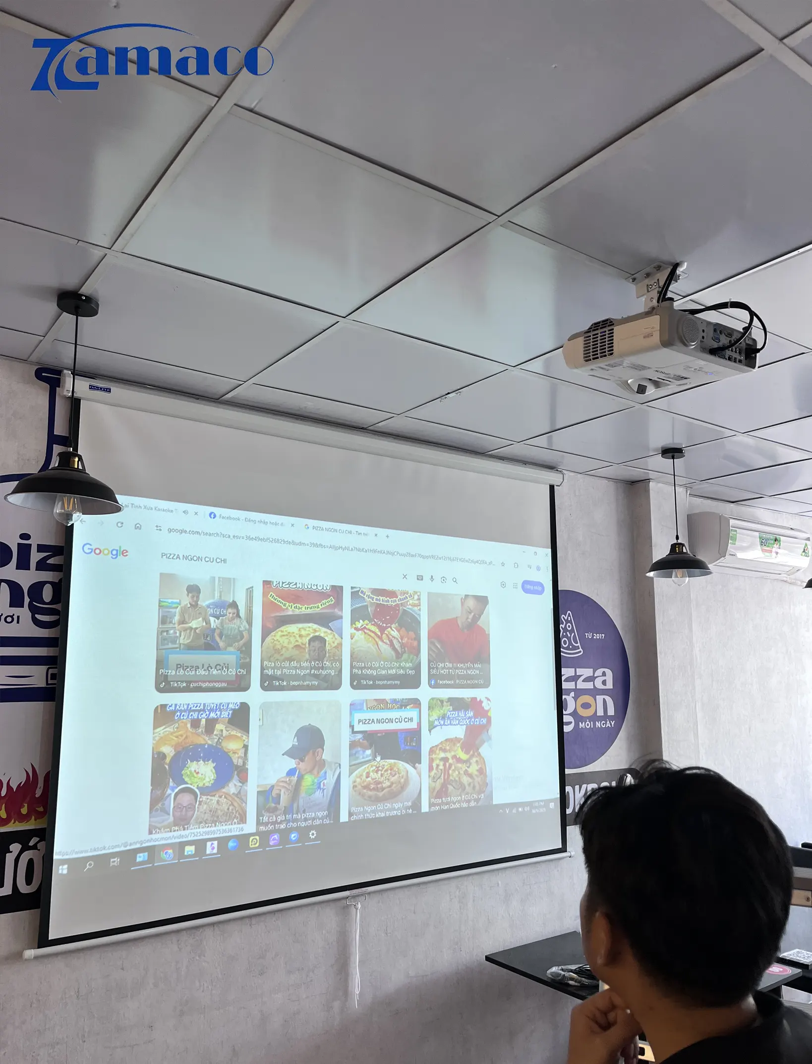Trình chiếu nội dung quảng bá trực tiếp tại nhà hàng, hình ảnh sống động.