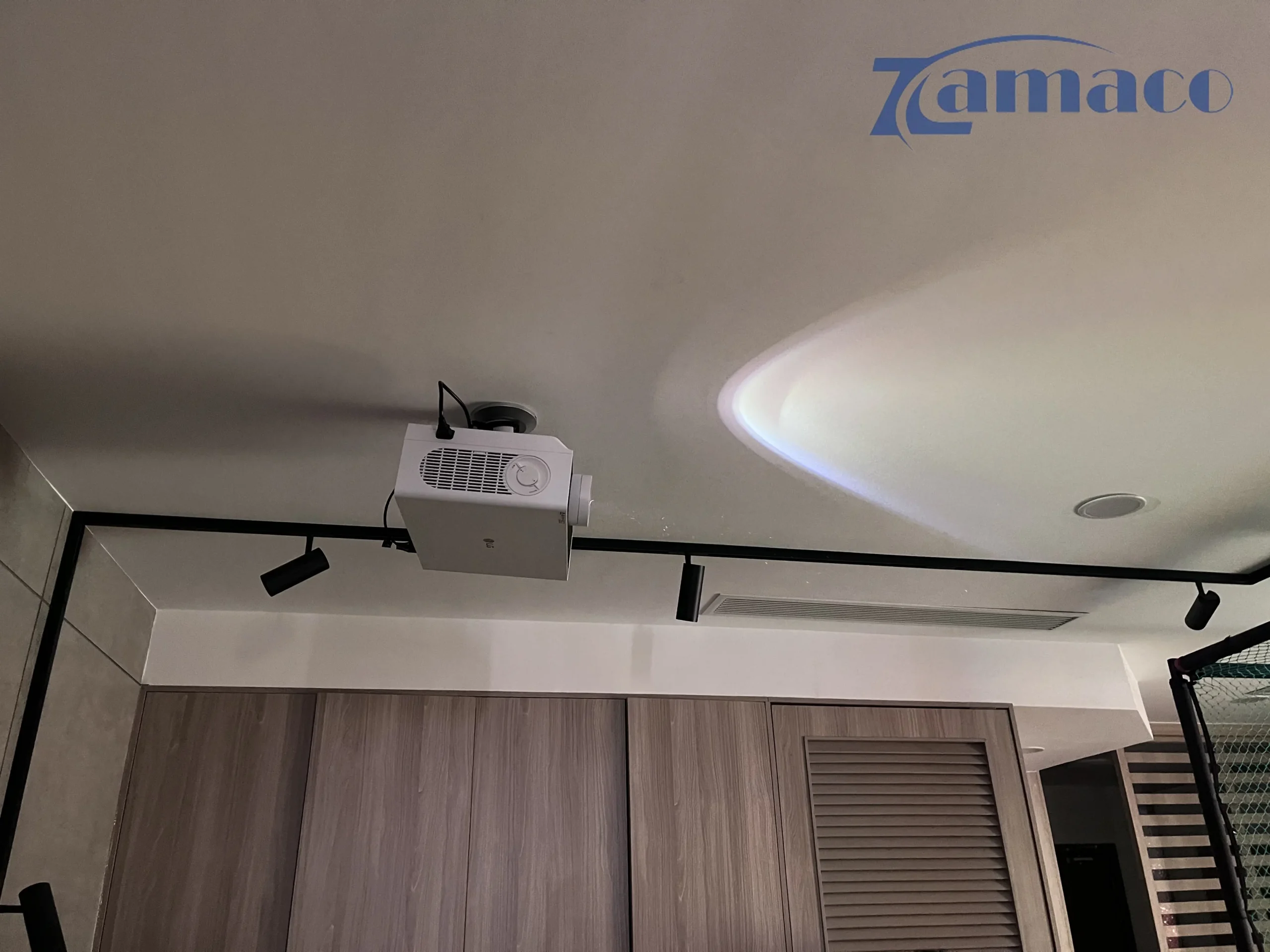 Lắp đặt máy chiếu LG BU50NST treo trần, độ sáng cao, trình chiếu rõ nét cho phòng golf trong nhà.