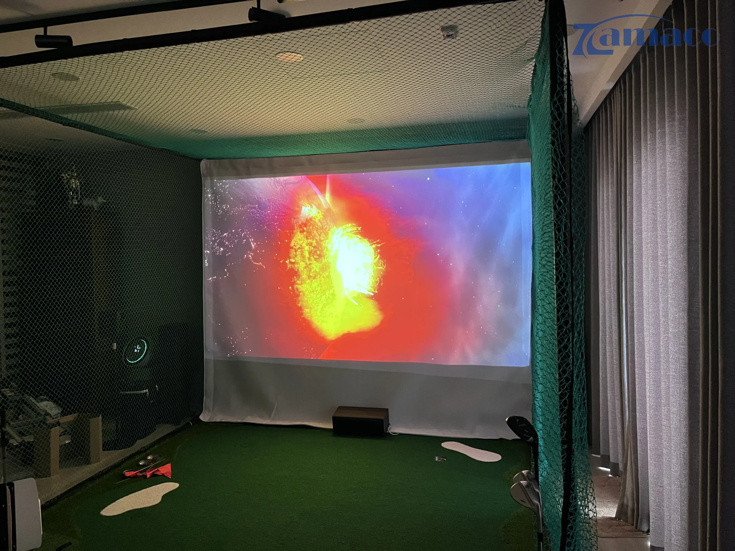 Màn chiếu golf chuyên dụng hiển thị hình ảnh rực rỡ, không gian tập golf kết hợp xem phim 4K.