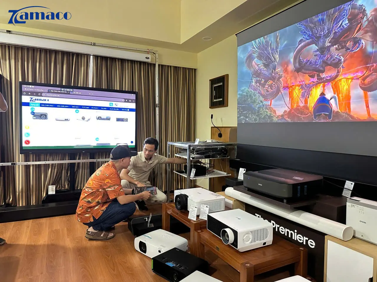 Khách mời và kỹ thuật viên Zamaco trao đổi trực tiếp về trải nghiệm thực tế trên màn hình tương tác và máy chiếu cao cấp.