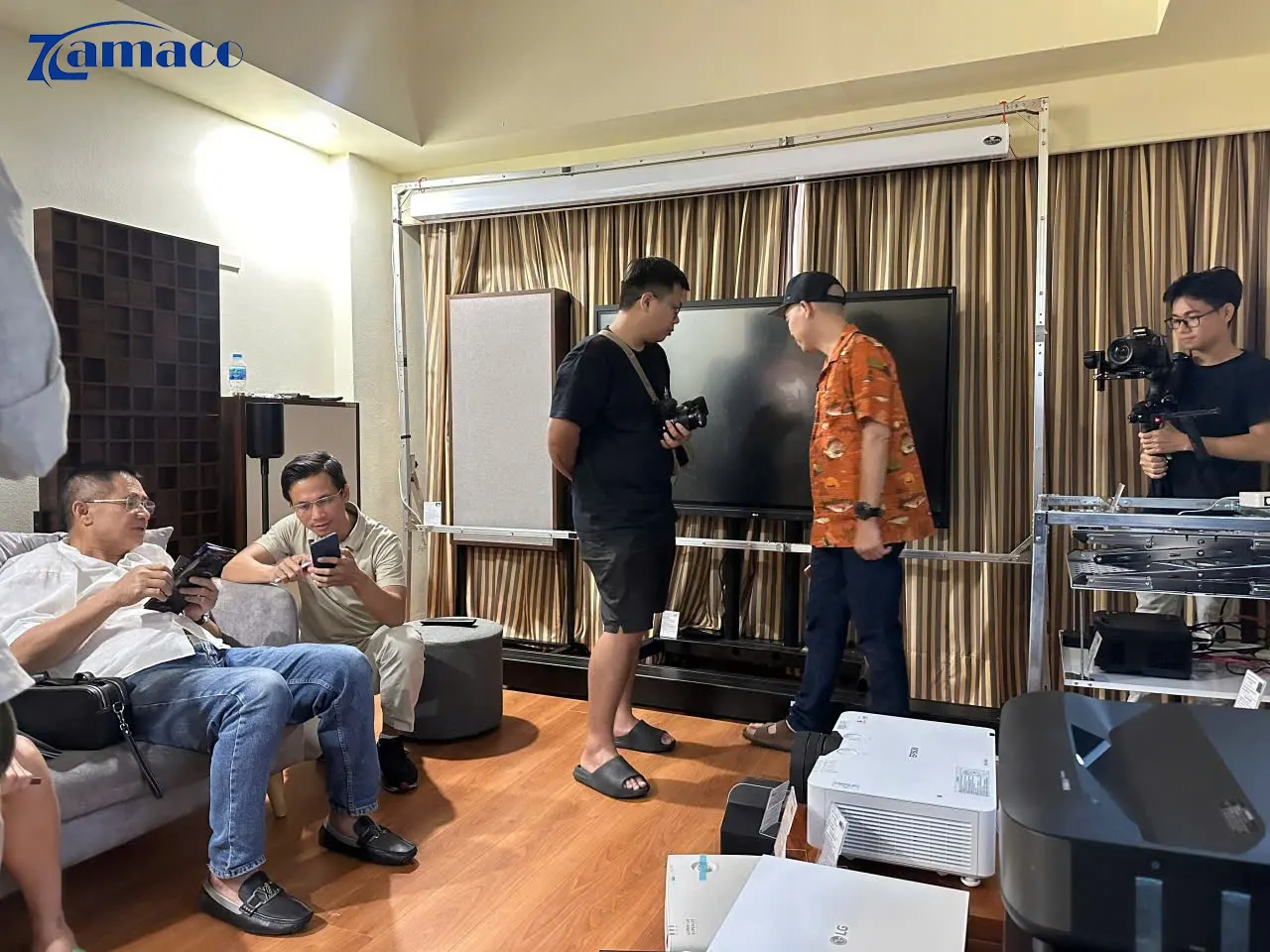 Đội ngũ Zamaco giới thiệu các mẫu sản phẩm cho khách tham quan tại P.H.E Show 2025, trong không gian demo chuyên nghiệp.