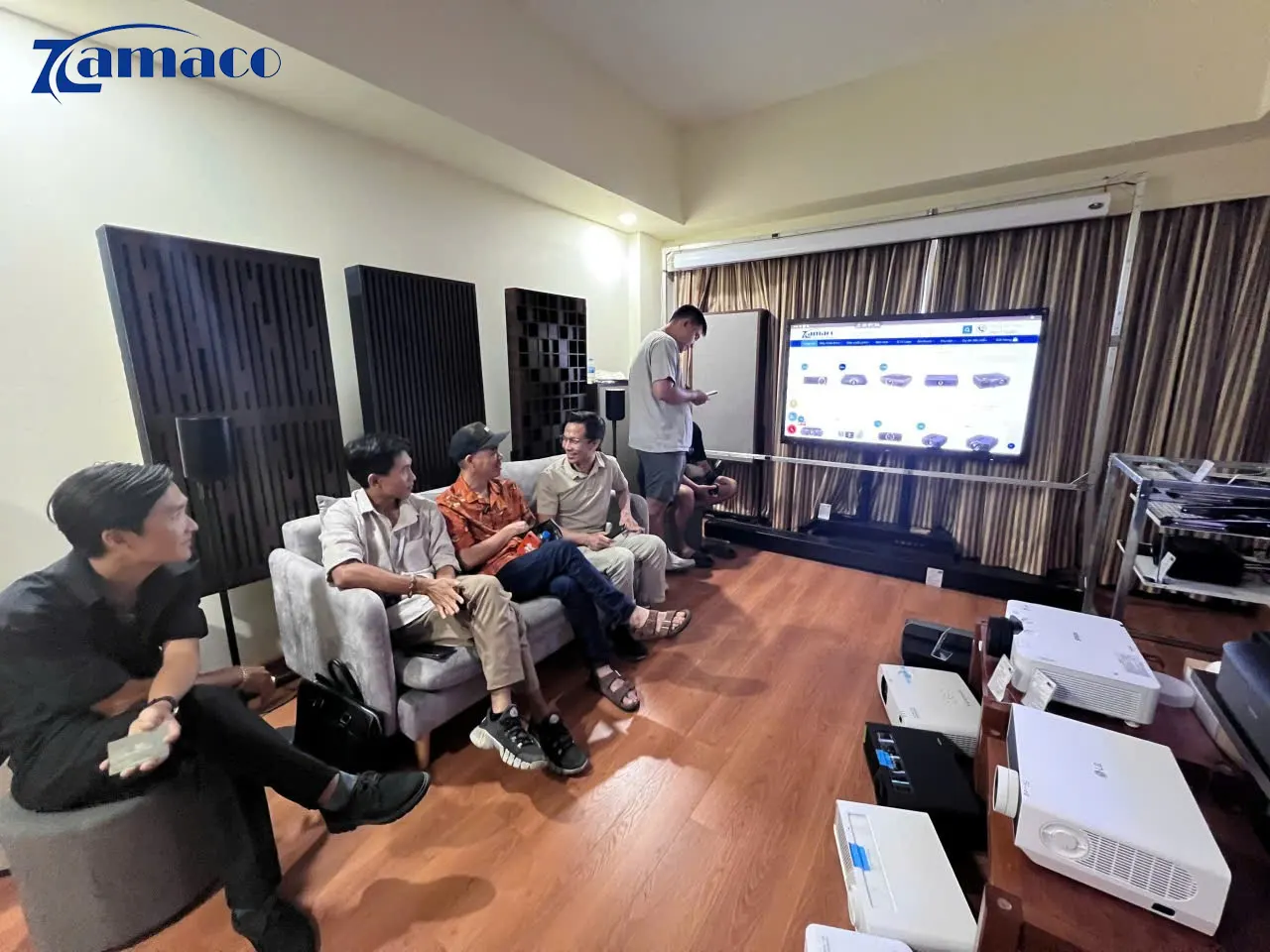 Không khí sôi nổi tại khu trải nghiệm Zamaco – khách hàng được tư vấn và so sánh hình ảnh thực tế giữa các dòng máy chiếu.
