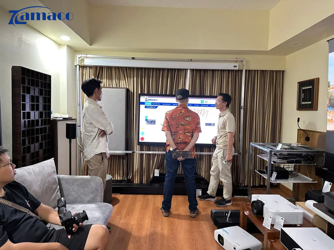 Đại diện Zamaco hướng dẫn tính năng của màn hình tương tác và giải pháp trình chiếu thông minh cho khách tham quan.