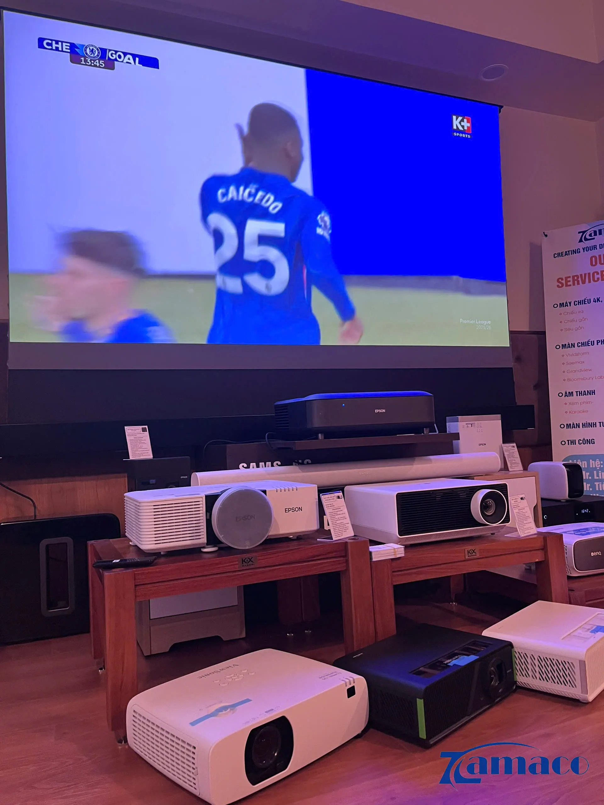Trình chiếu trận đấu bóng đá trực tiếp – thử nghiệm khả năng hiển thị chuyển động mượt mà và màu sắc sống động của máy chiếu Zamaco phân phối.