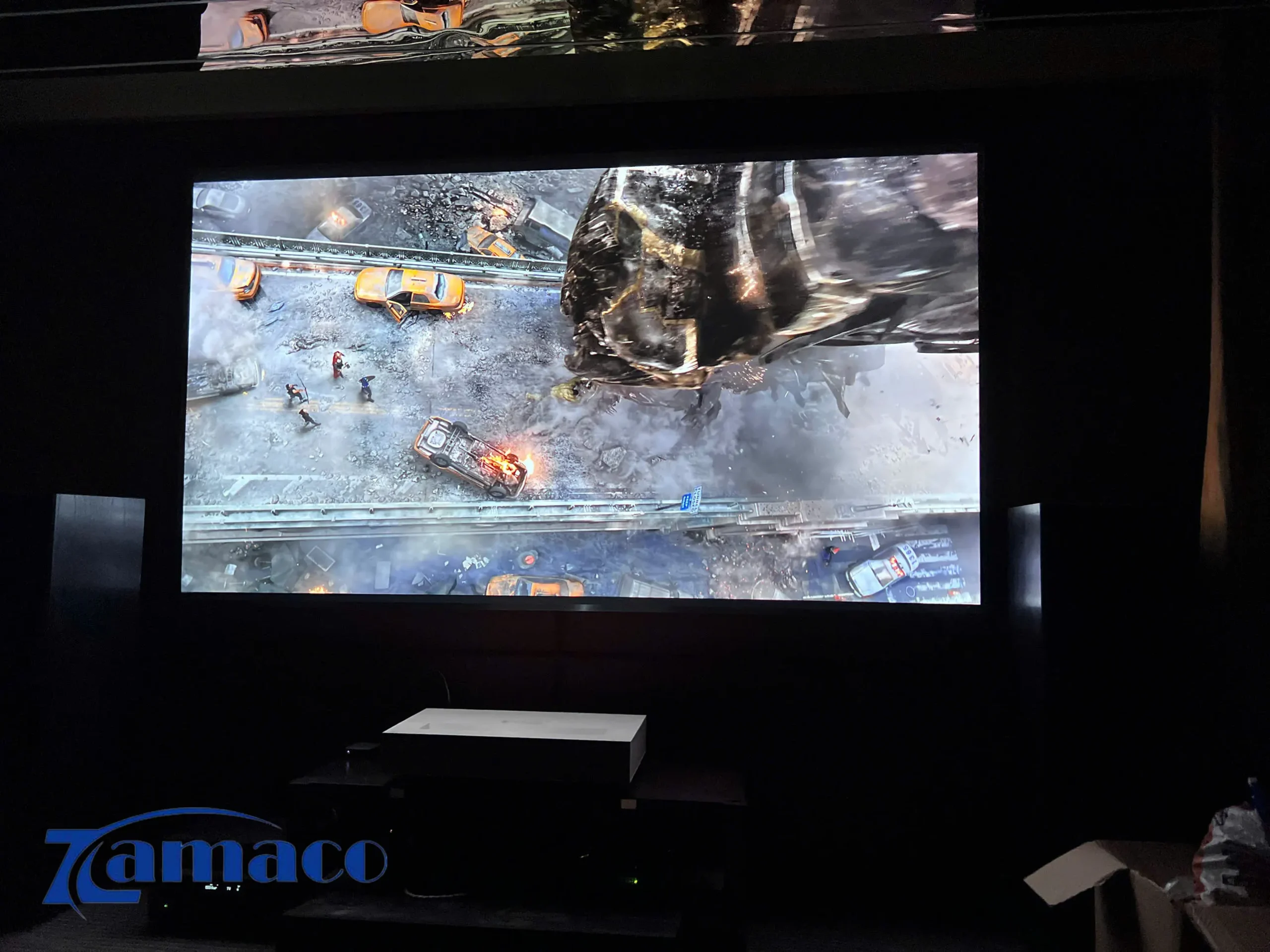 Hình ảnh thể hiện chất lượng trình chiếu của LG HU715QW trên màn BloomBury Lab 120 inch