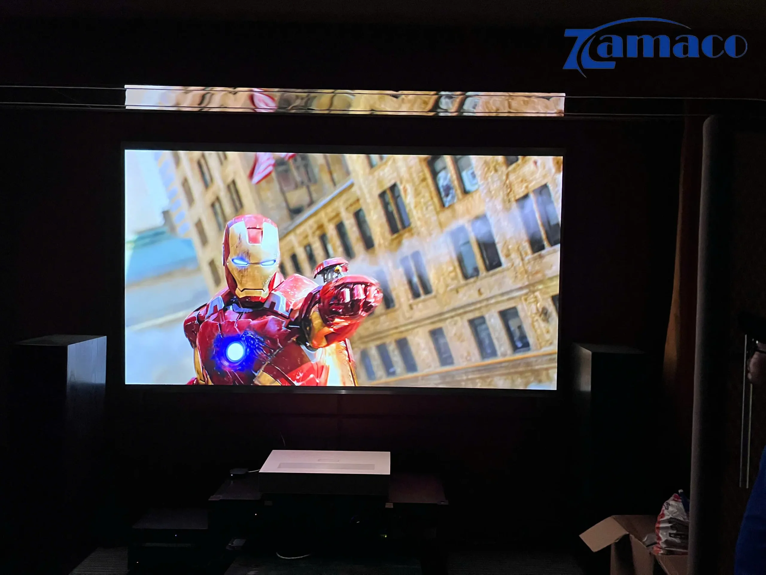 Hình ảnh thể hiện chất lượng trình chiếu của LG HU715QW trên màn BloomBury Lab 120 inch