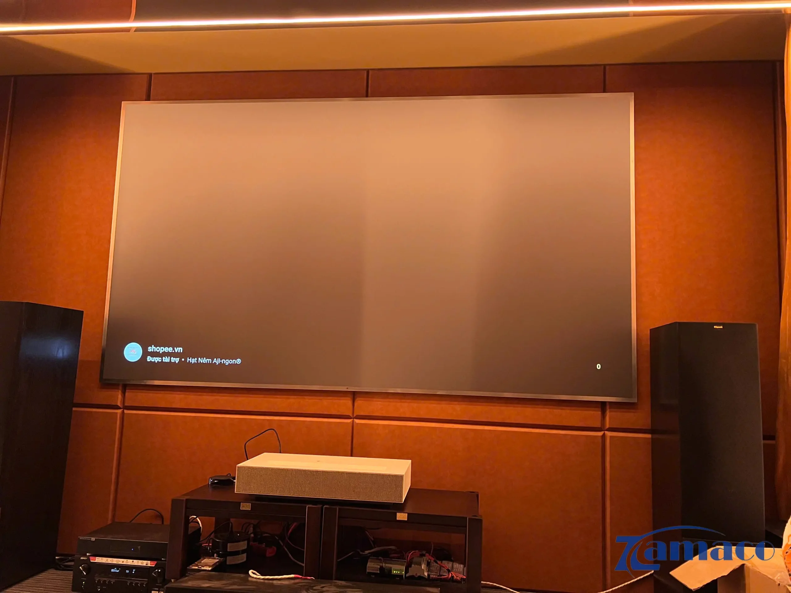 Hình ảnh thể hiện chất lượng trình chiếu của LG HU715QW trên màn BloomBury Lab 120 inch, với khung hình 4K sắc nét, màu đen sâu và độ tương phản cao