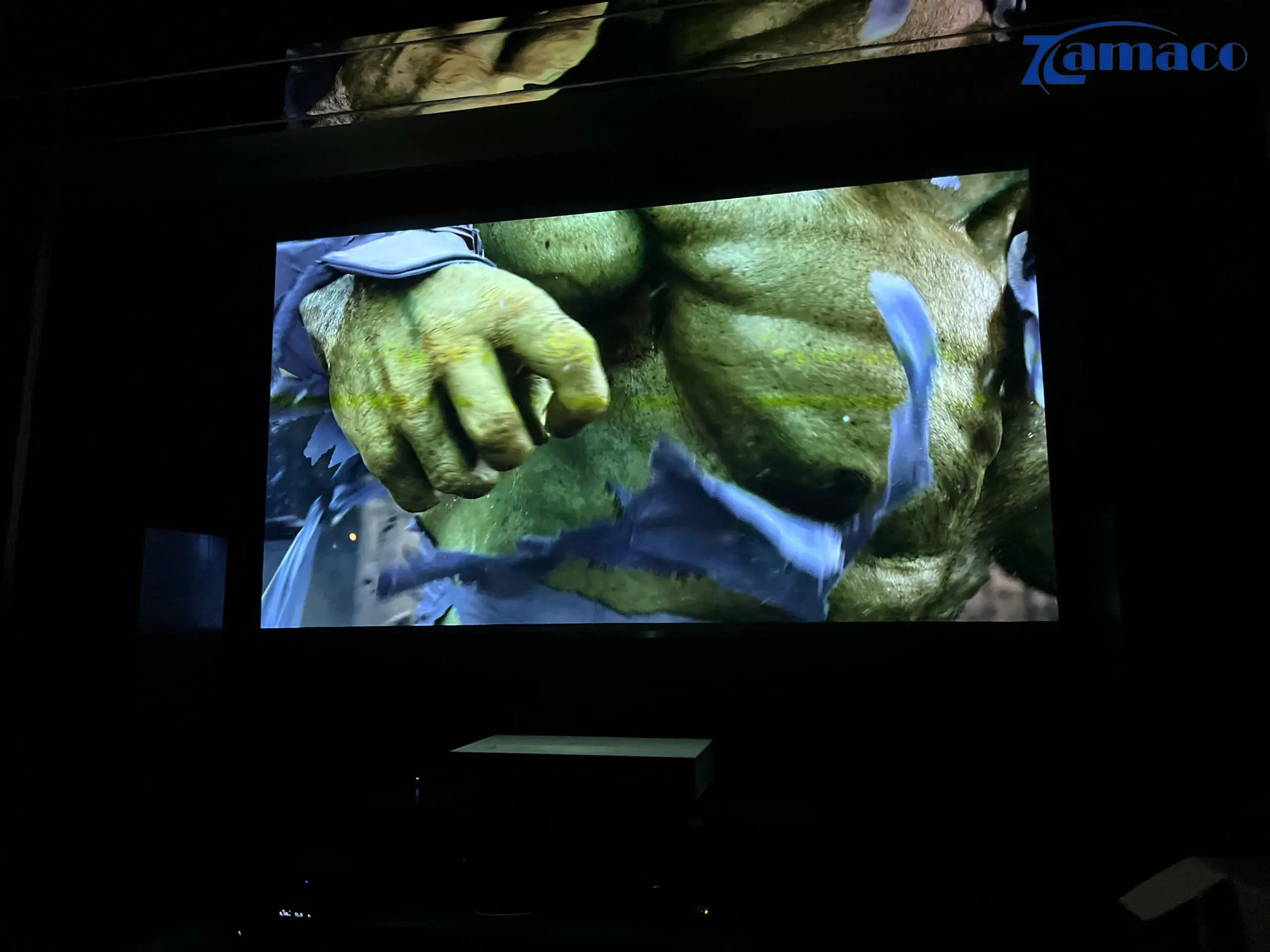 Hình ảnh thể hiện chất lượng trình chiếu của LG HU715QW trên màn BloomBury Lab 120 inch, với khung hình 4K sắc nét, màu đen sâu và độ tương phản cao.