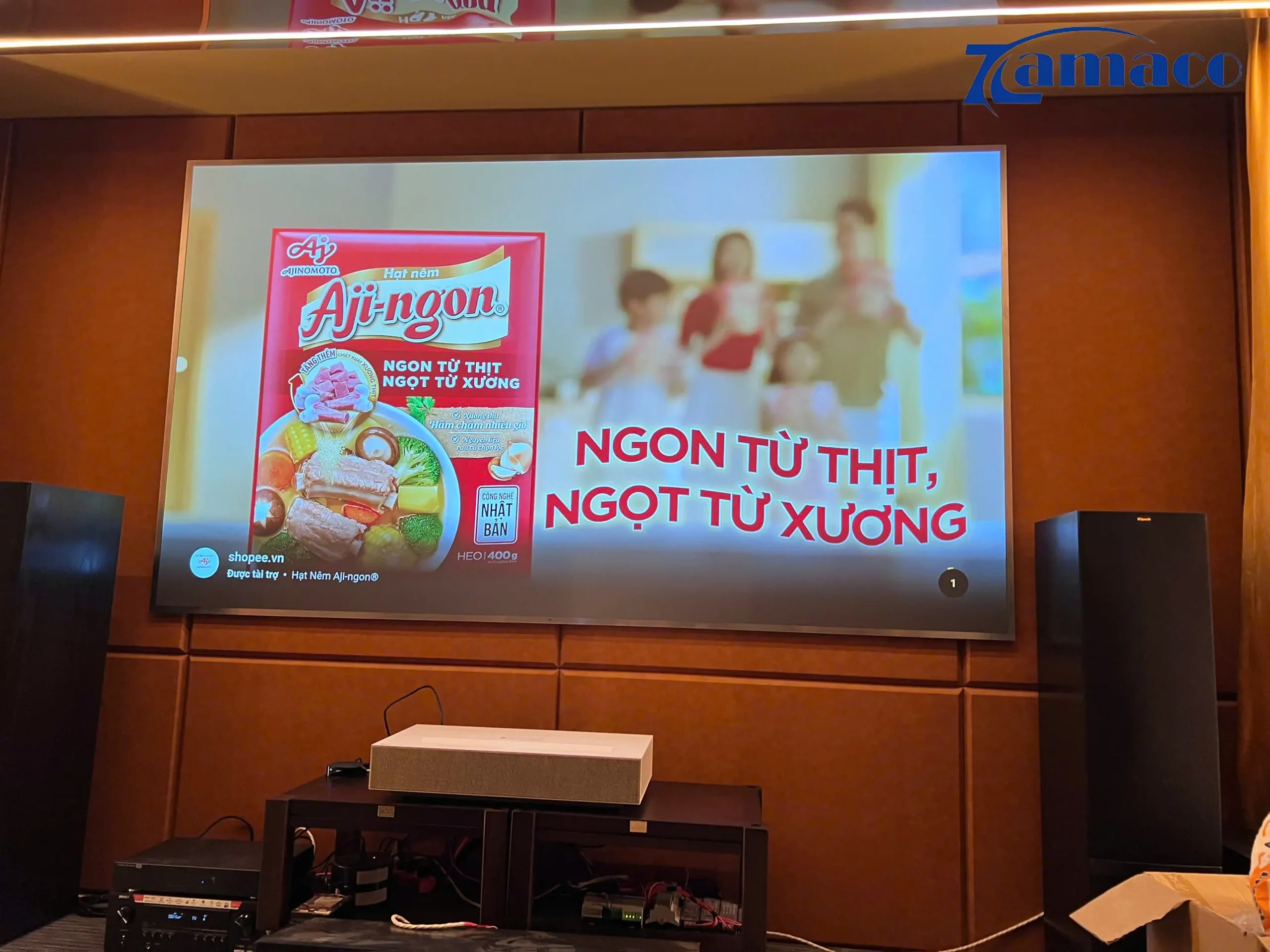 Hình chiếu sáng rõ ngay cả khi phòng còn ánh sáng, bề mặt màn ALR cho góc nhìn rộng và hạn chế tối đa phản xạ môi trường.