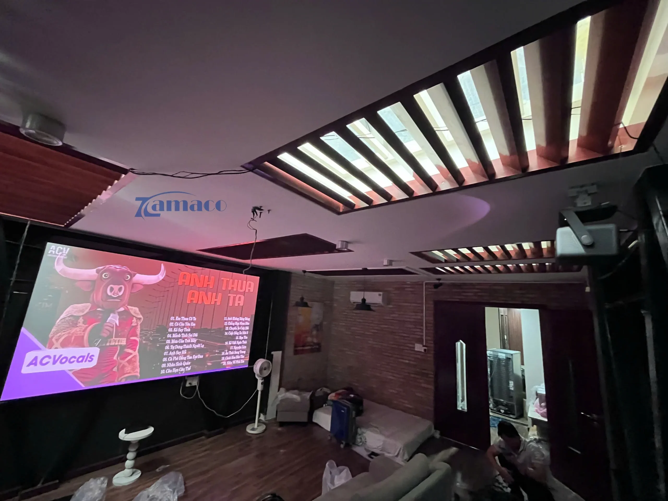 Không gian phòng khách sang trọng với hệ thống máy chiếu JMGO N1S Infinity và màn chiếu fix frame 120 inch, hài hòa với nội thất hiện đại