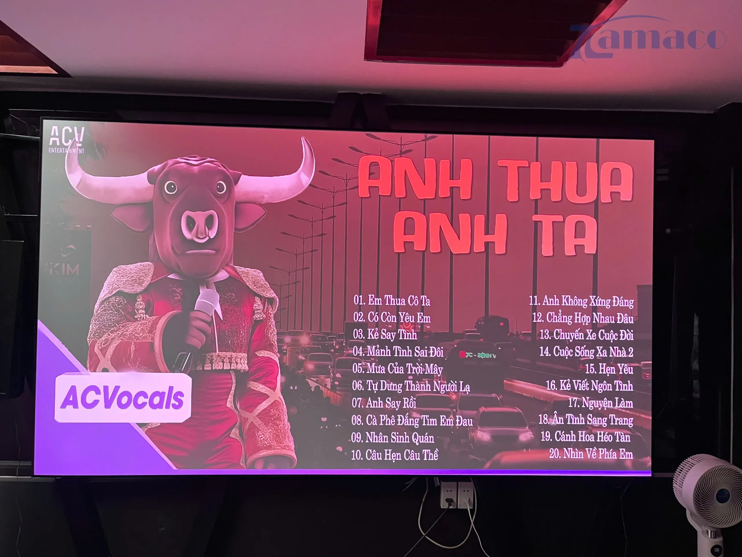 Màn chiếu fix frame 120 inch tăng cường độ tương phản, điểm đen sâu và độ sáng cao, giúp hình ảnh rõ nét, chiều sâu tốt trong không gian phòng khách