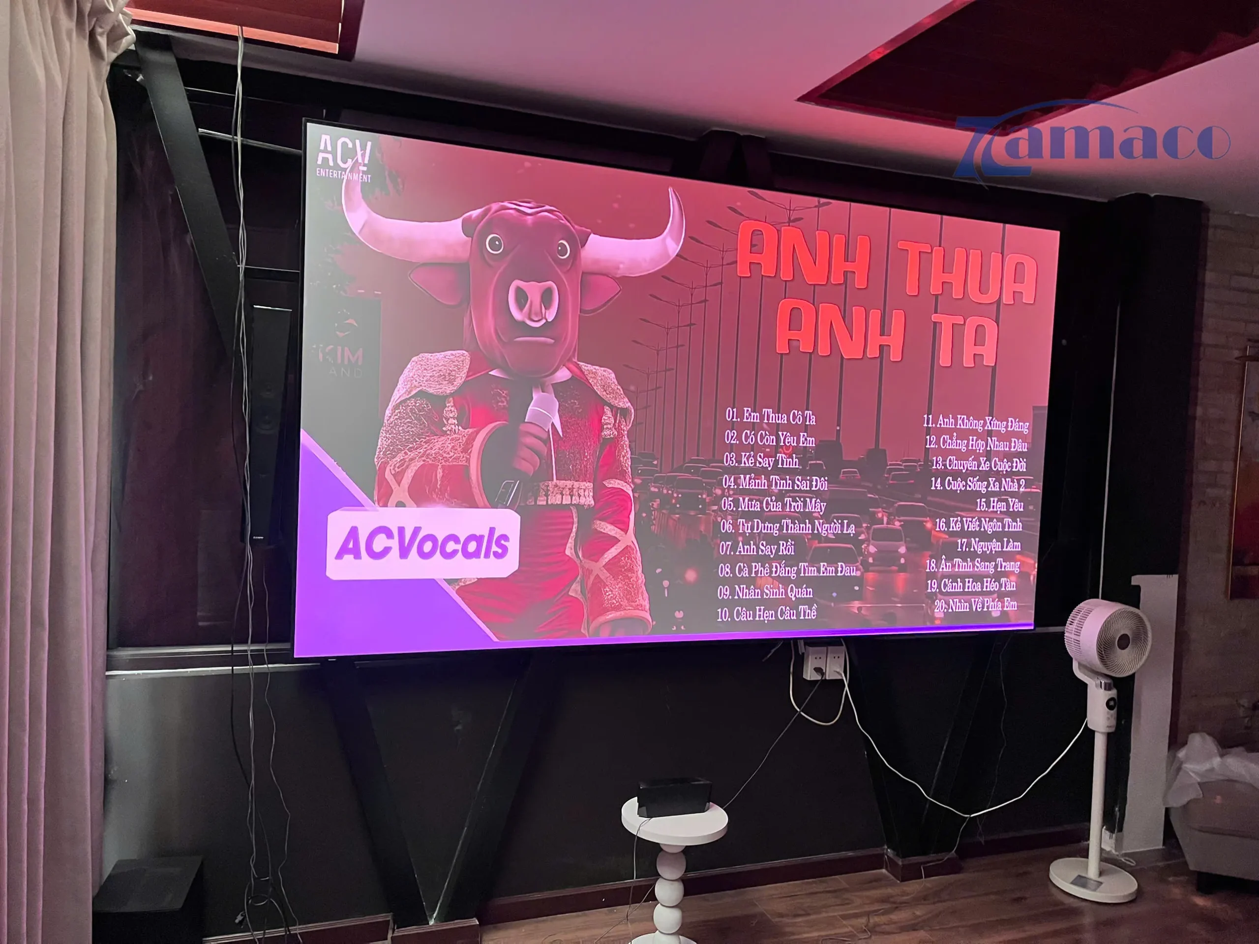 “Không gian phòng khách sang trọng sau khi hoàn thiện: combo JMGO N1S + màn fix frame 120 inch hòa hợp thẩm mỹ, tạo điểm nhấn giải trí đẳng cấp cho căn hộ ở An Phú.”