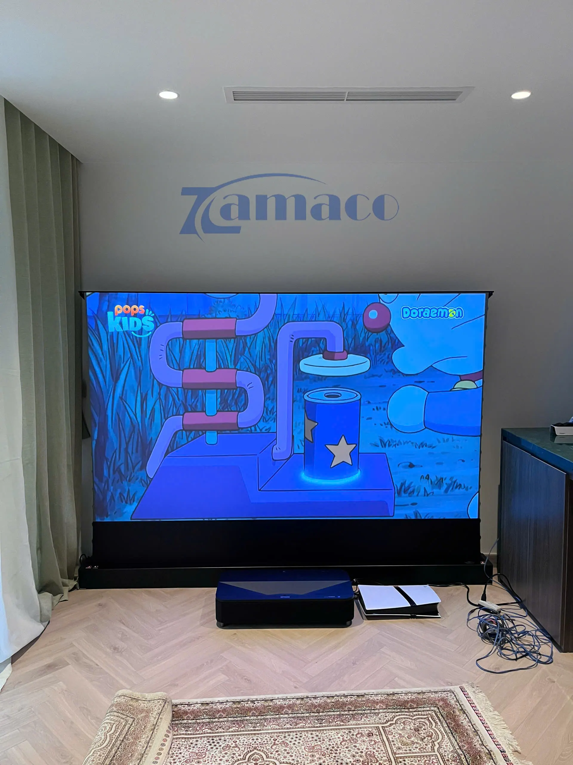 Hình chiếu full 100 inch được căn chỉnh chính xác, khung hình phẳng đều, không méo góc; Epson LS800B cho khung hình rộng ngay cả khi đặt sát tường.