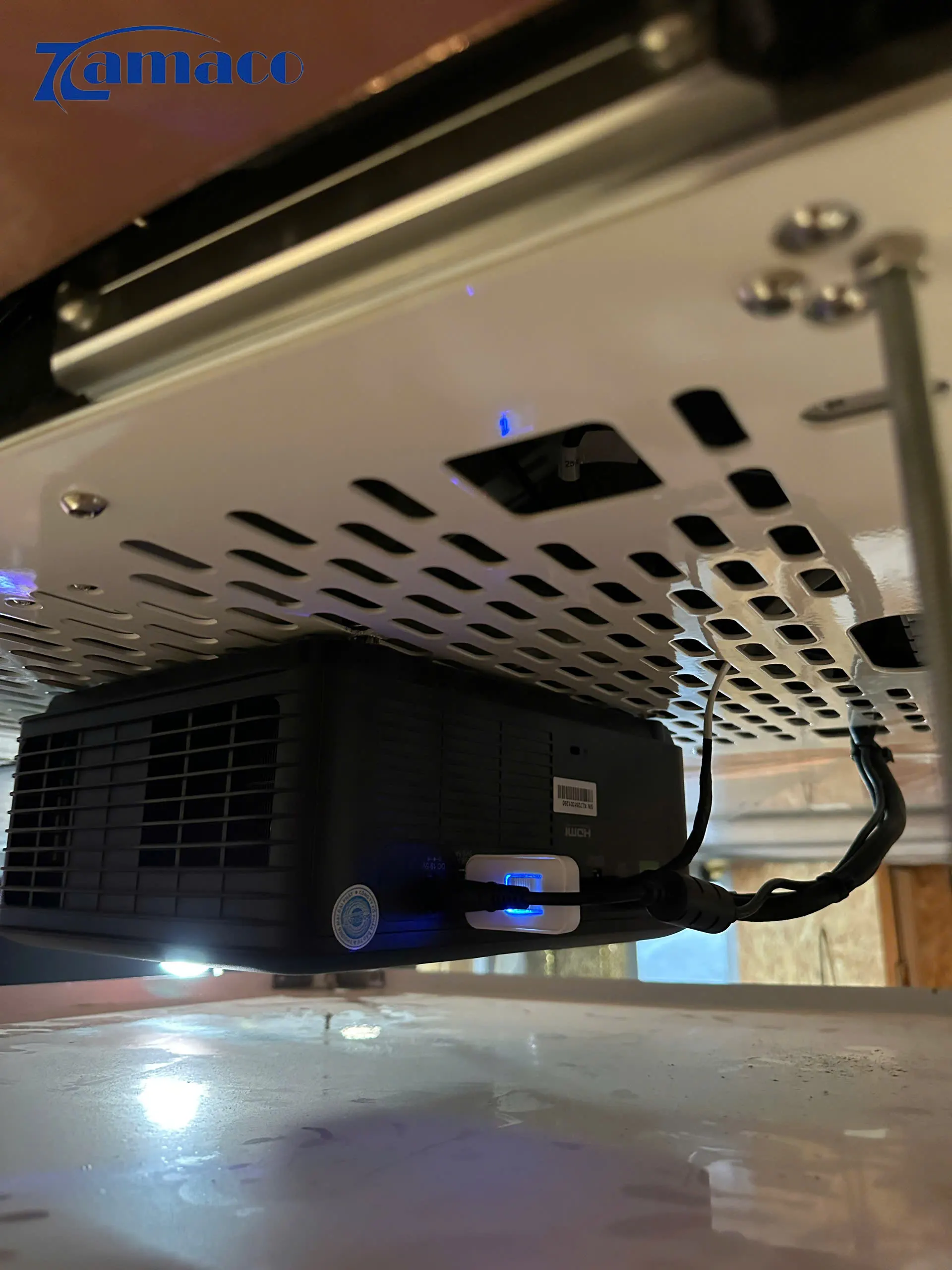 Kết nối gọn gàn đằng trước và đằng sau của máy chiếu