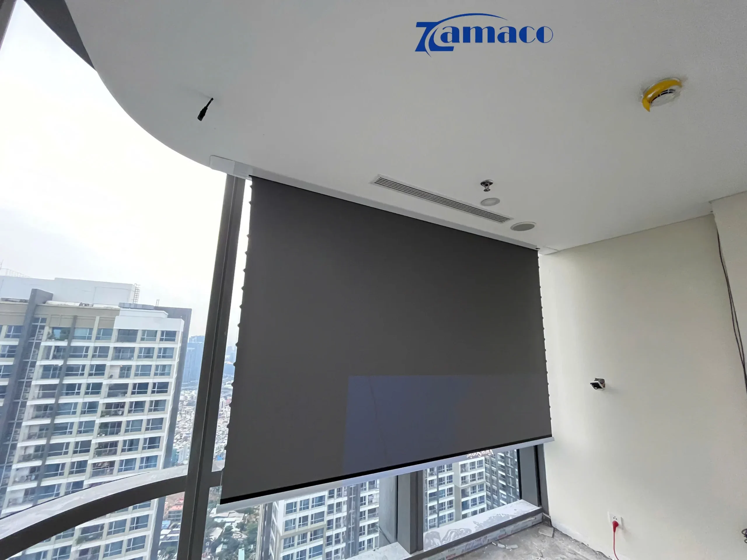 Dự án lắp đặt máy chiếu LX700-4K RGB kết hợp màn quang học VividStorm 120 inch, mang đến hình ảnh sáng rõ, tương phản cao và không gian giải trí sang trọng cho căn hộ.