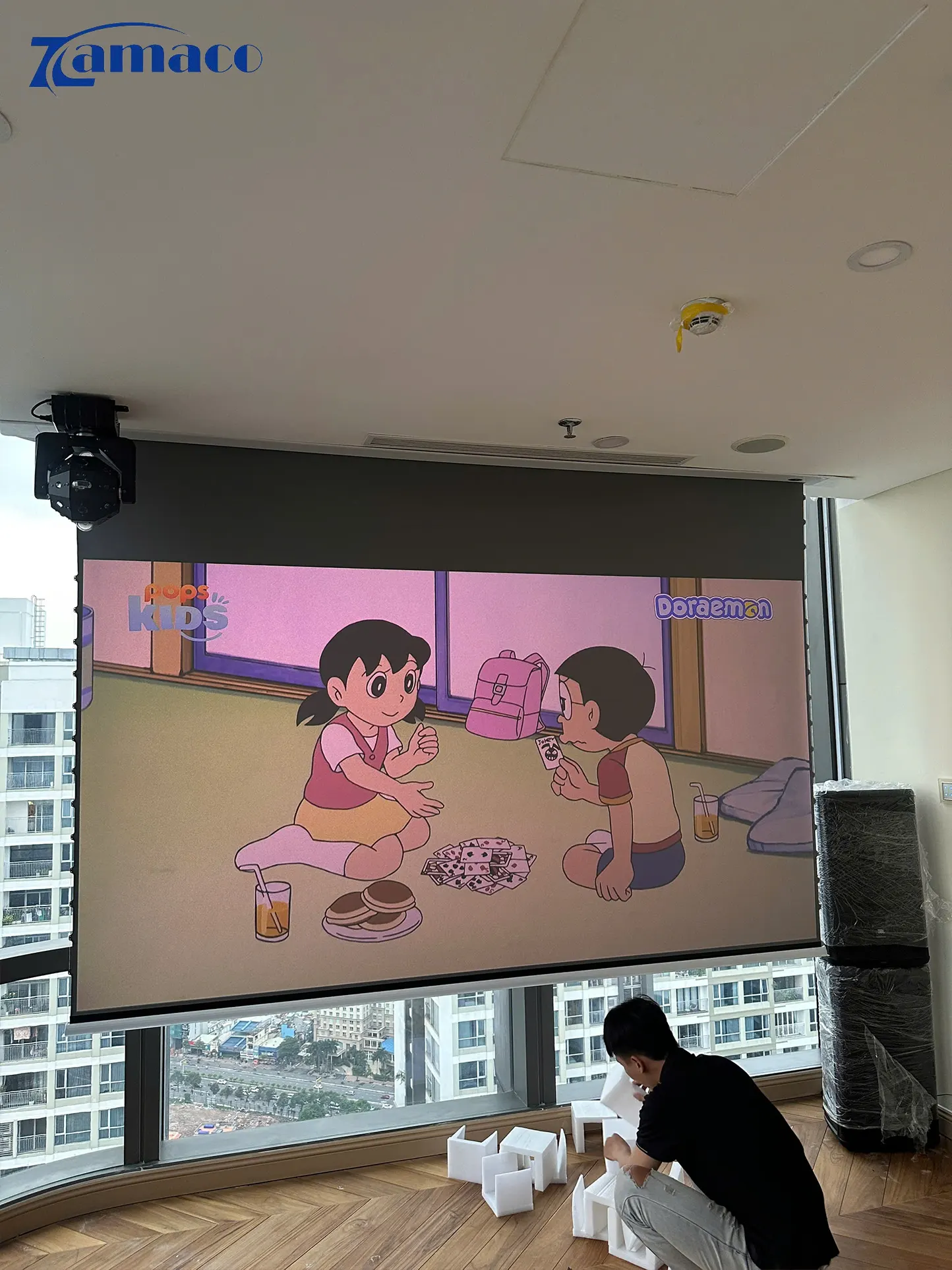 Dự án lắp đặt máy chiếu LX700-4K RGB kết hợp màn quang học VividStorm 120 inch, mang đến hình ảnh sáng rõ, tương phản cao và không gian giải trí sang trọng cho căn hộ.