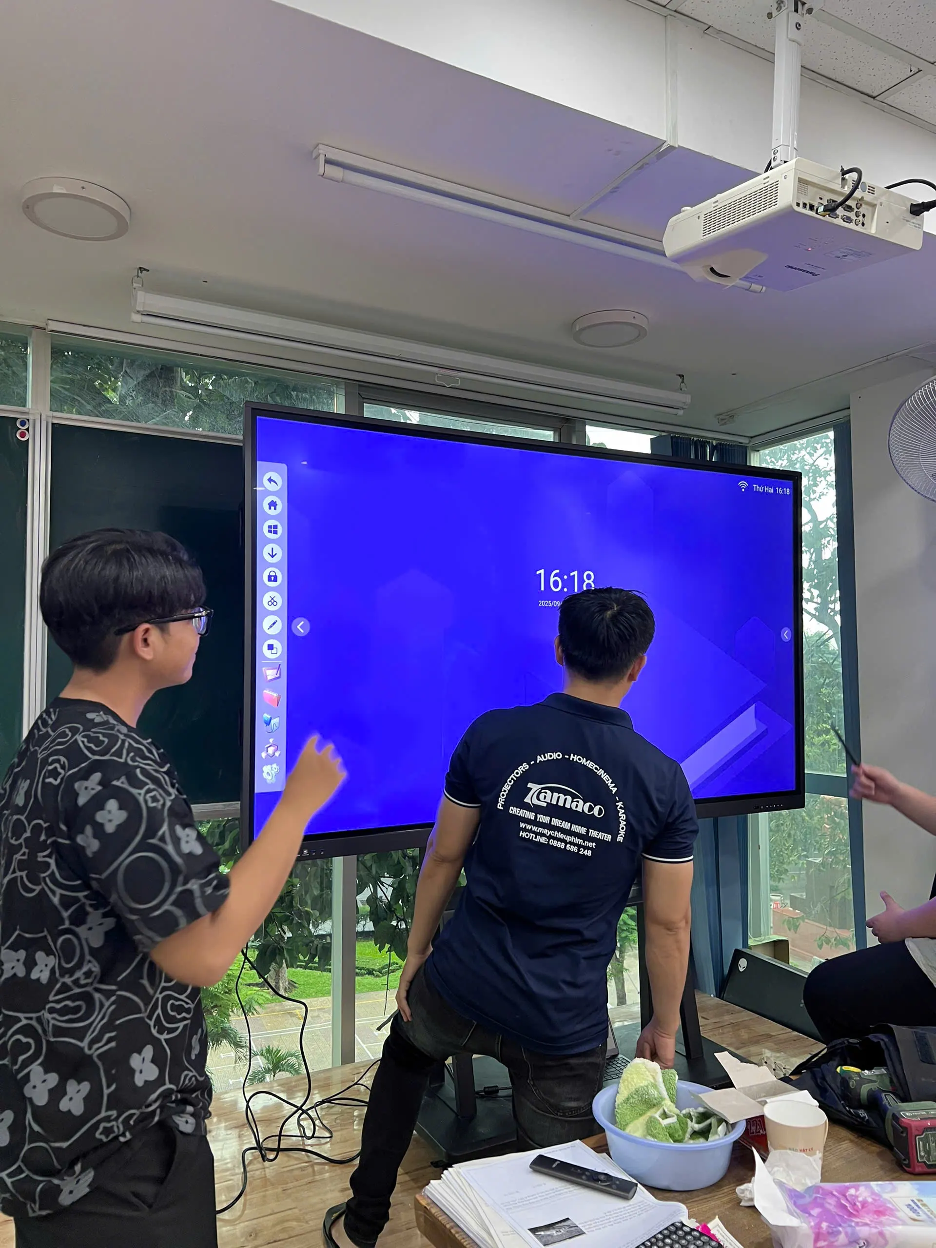 Zamaco hướng dẫn người sử dụng thao tác cơ bản, đảm bảo thiết bị hoạt động hiệu quả và sẵn sàng đưa vào giảng dạy ngay sau bàn giao.