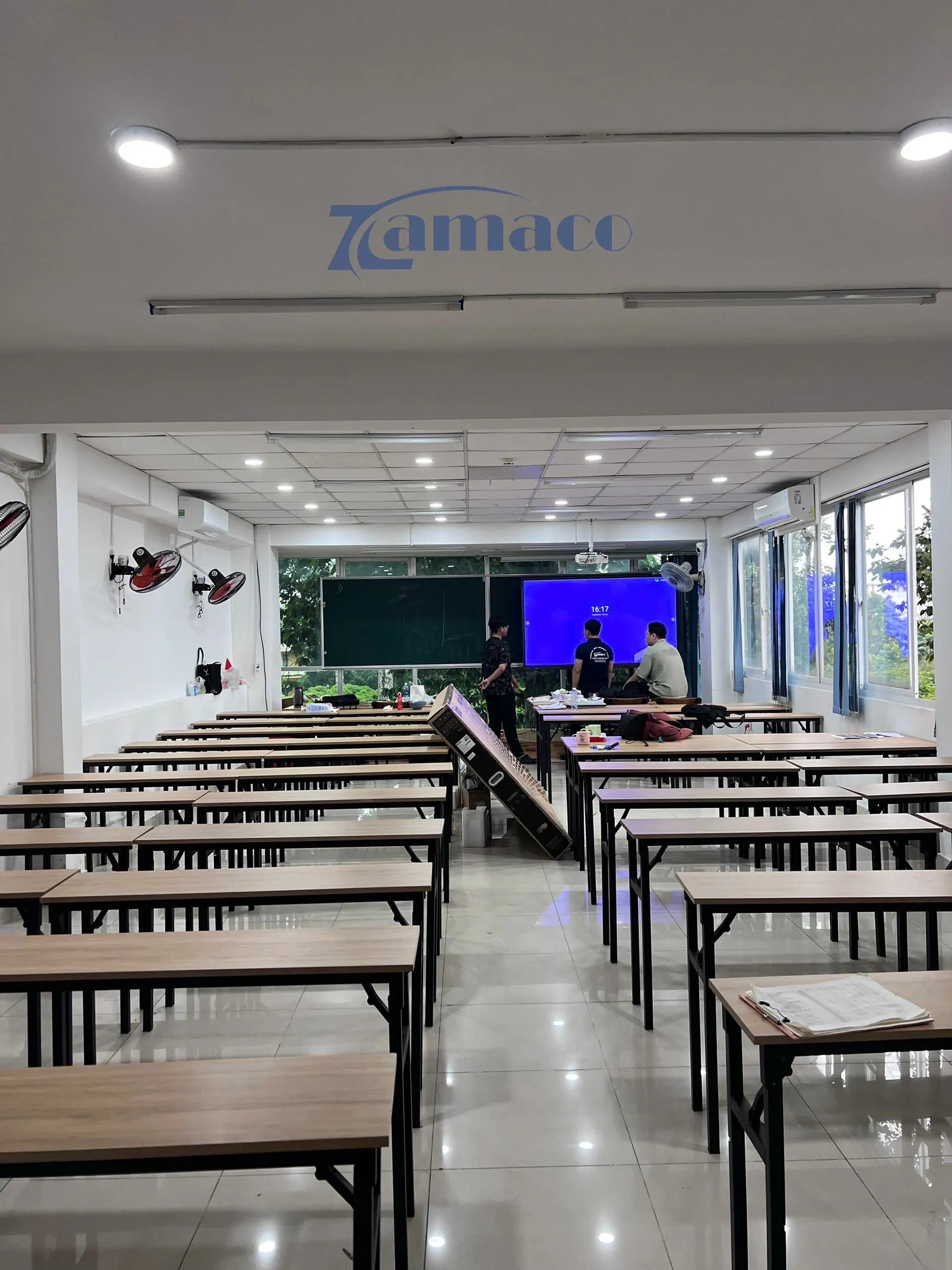 Bàn giao màn hình tương tác Horizon 86K6A tại phòng học rộng rãi thoáng mát. 