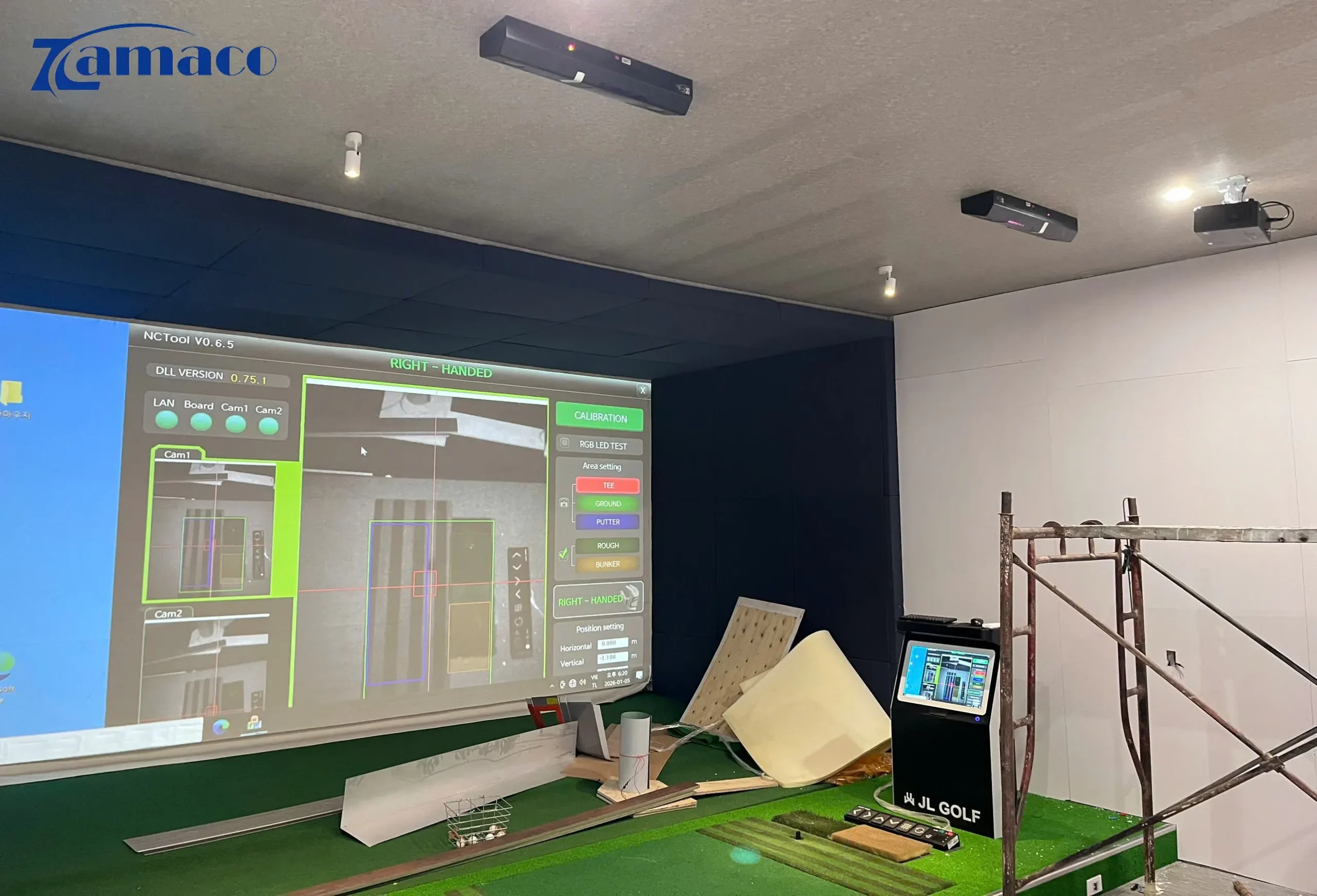 Toàn cảnh phòng golf mô phỏng tại CLB Golf Phú Mỹ Hưng với máy chiếu BenQ AK700ST, không gian được xử lý ánh sáng và tiêu âm phù hợp cho tập luyện golf chuyên nghiệp.