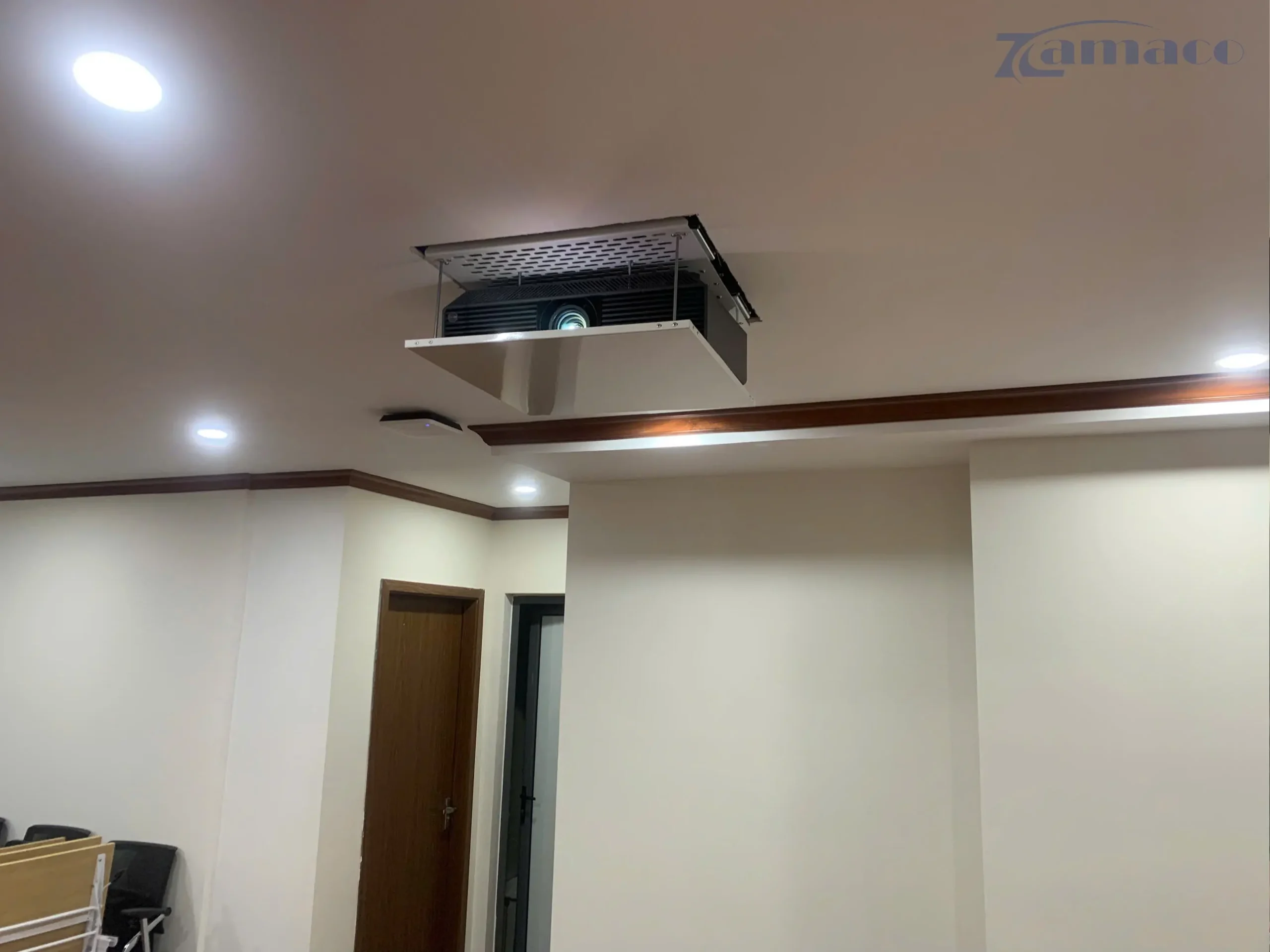 Cận cảnh máy chiếu LG BU70QGA sau khi lắp đặt hoàn thiện, vị trí treo chuẩn kỹ thuật giúp hình ảnh hiển thị sắc nét và ổn định.