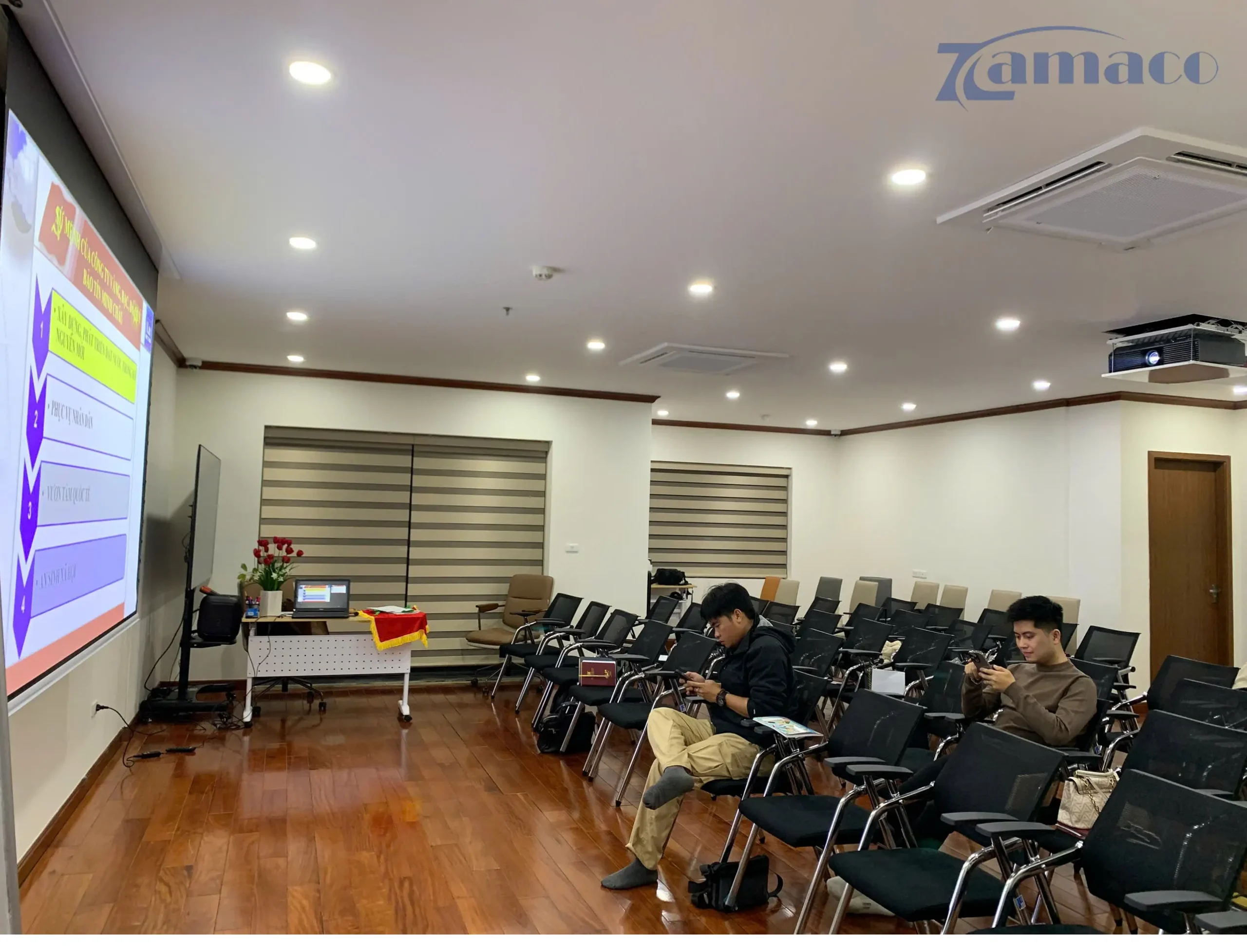 Không gian phòng họp trở nên hiện đại và chuyên nghiệp sau khi lắp đặt máy chiếu LG BU70QGA kết hợp combo âm trần.